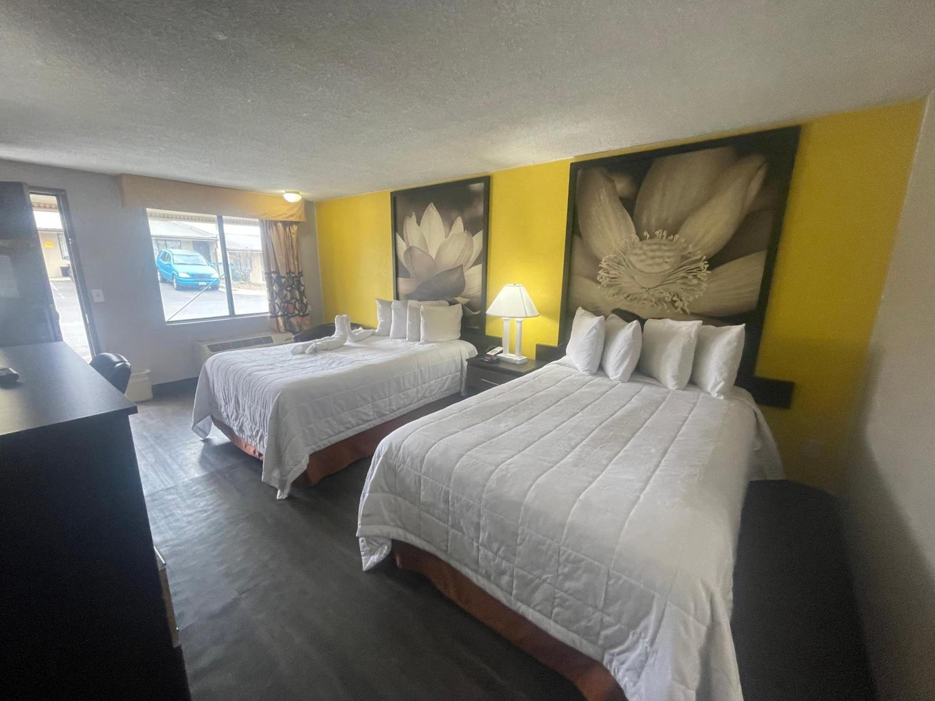 Super 8 by Wyndham Monroe photo 9