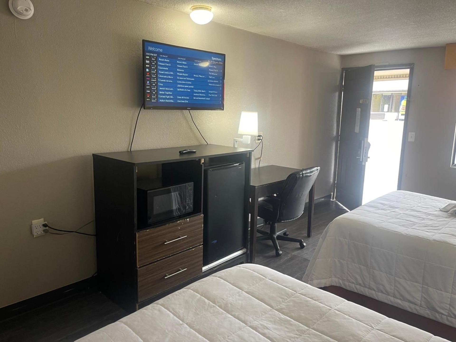 Super 8 by Wyndham Monroe photo 8