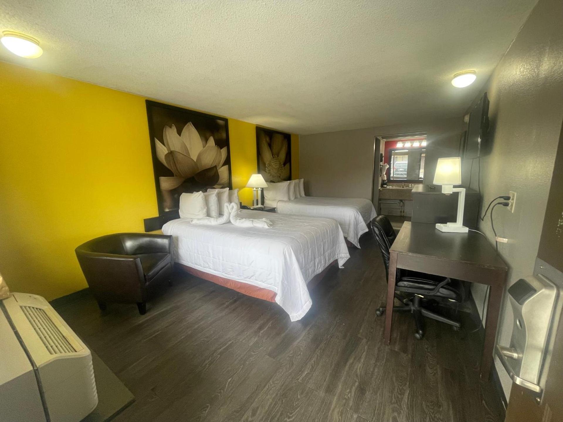 Super 8 by Wyndham Monroe photo 11