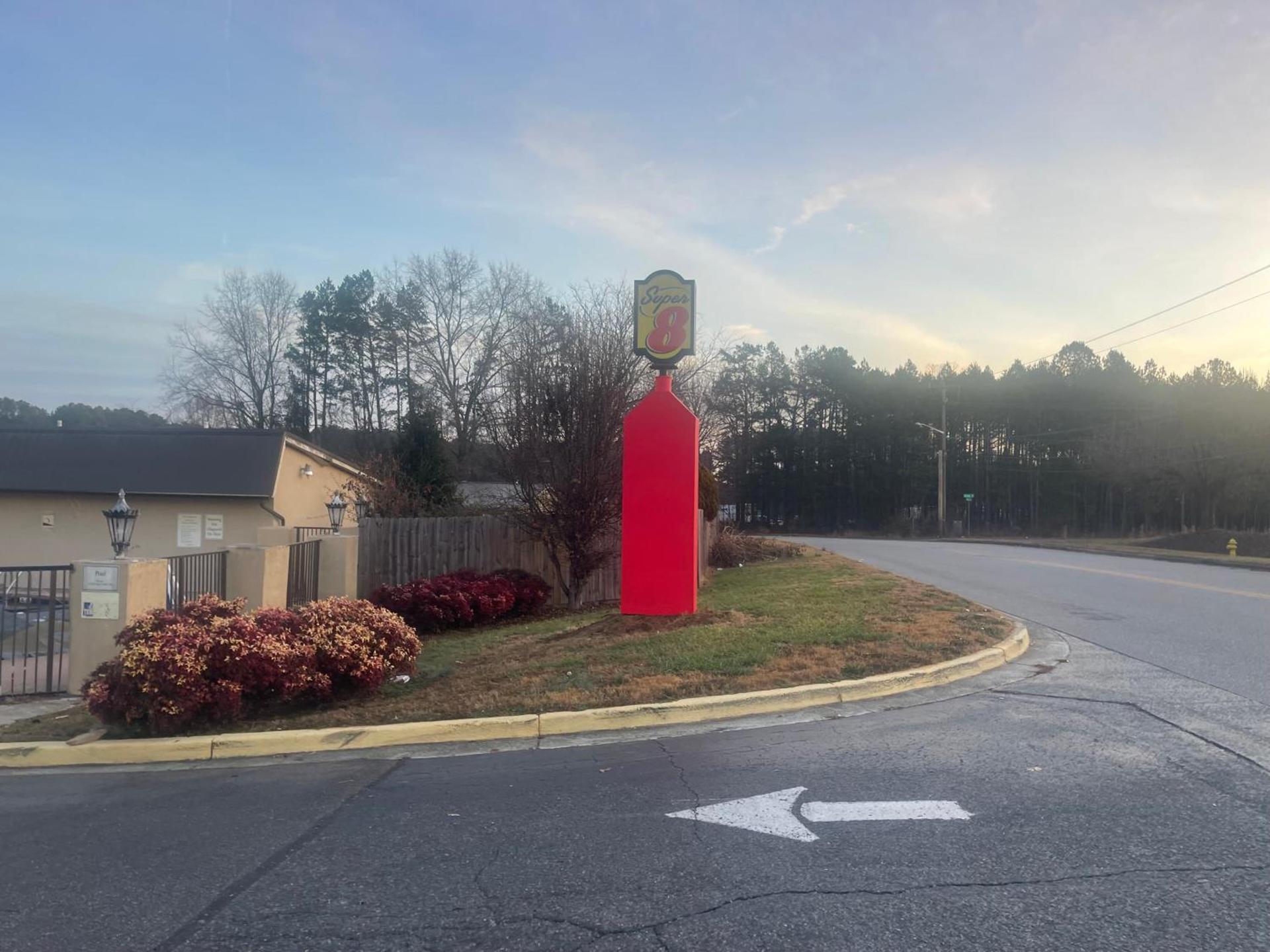 Super 8 by Wyndham Monroe photo 2