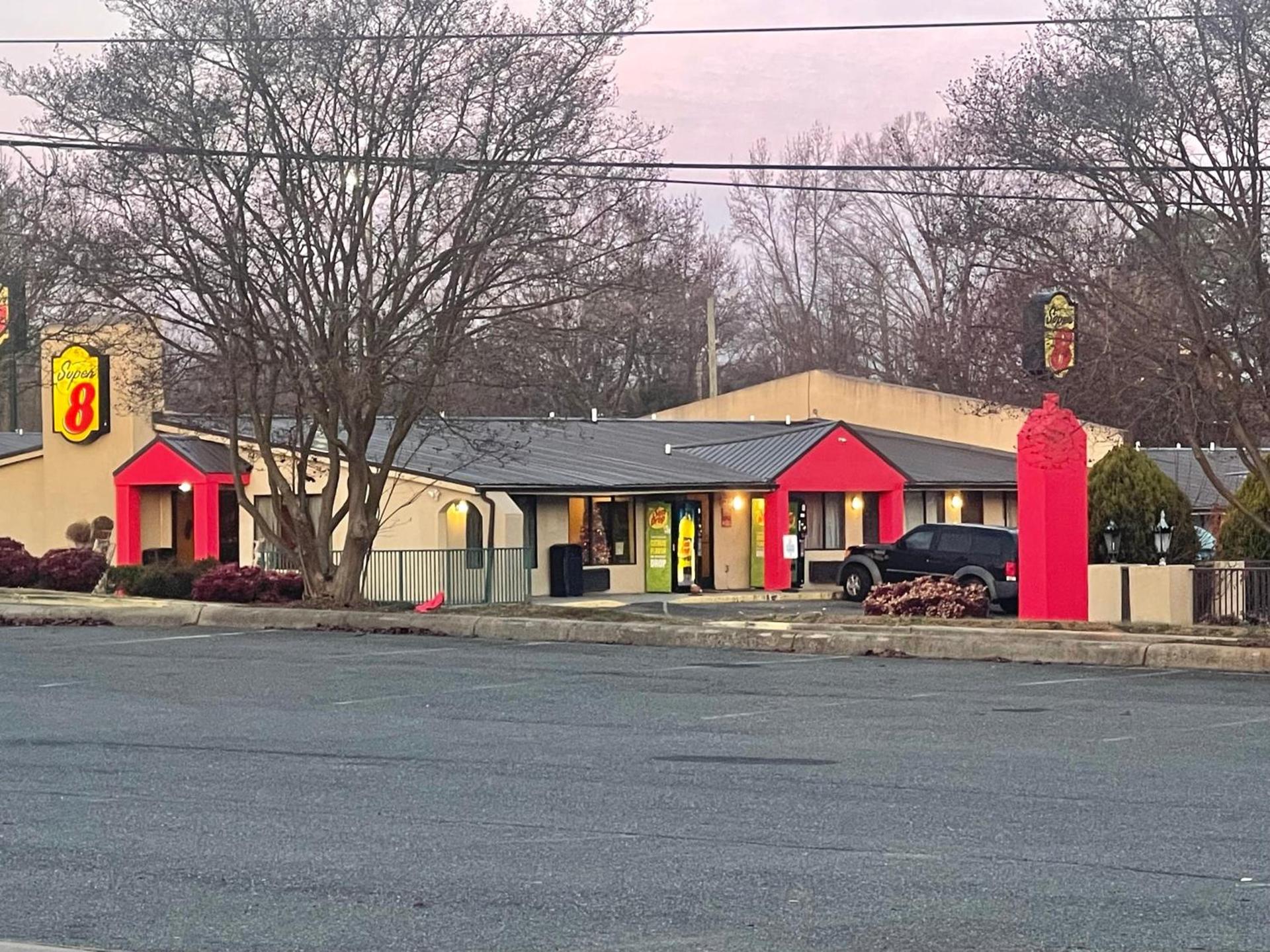 Super 8 by Wyndham Monroe photo 1
