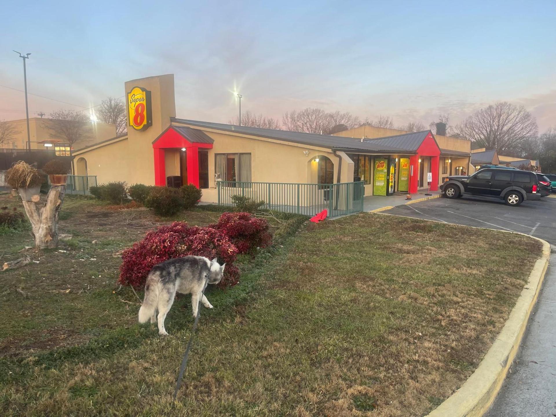 Super 8 by Wyndham Monroe photo 3