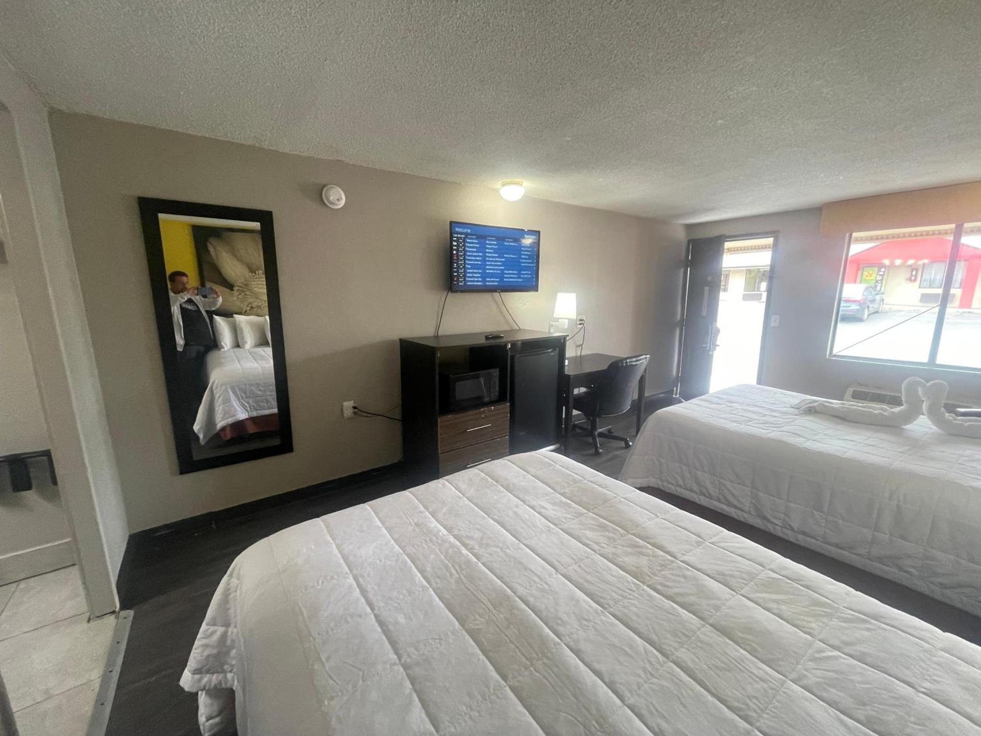 Super 8 by Wyndham Monroe photo 21