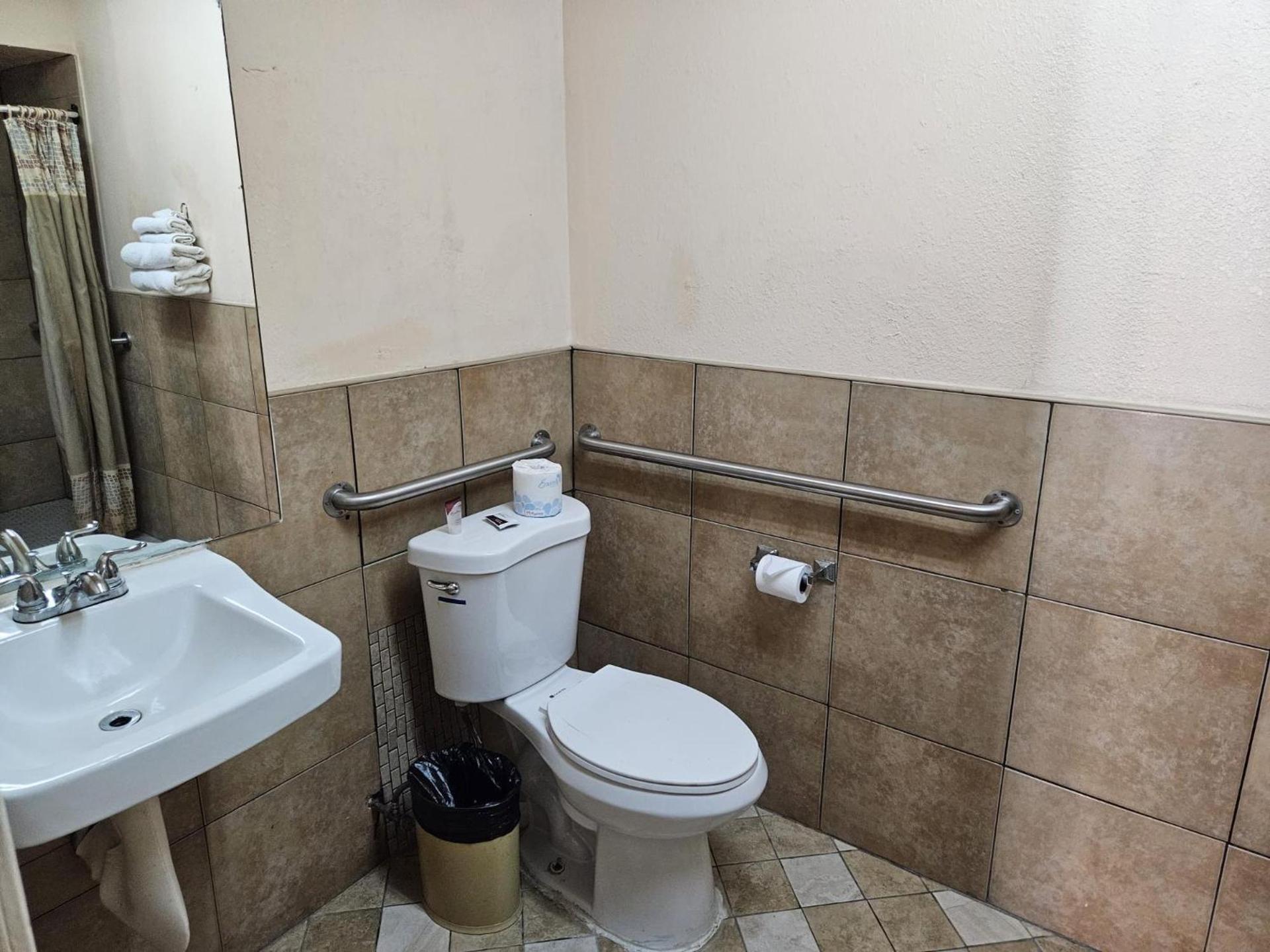 Americas Best Value Inn-Mojave photo 16