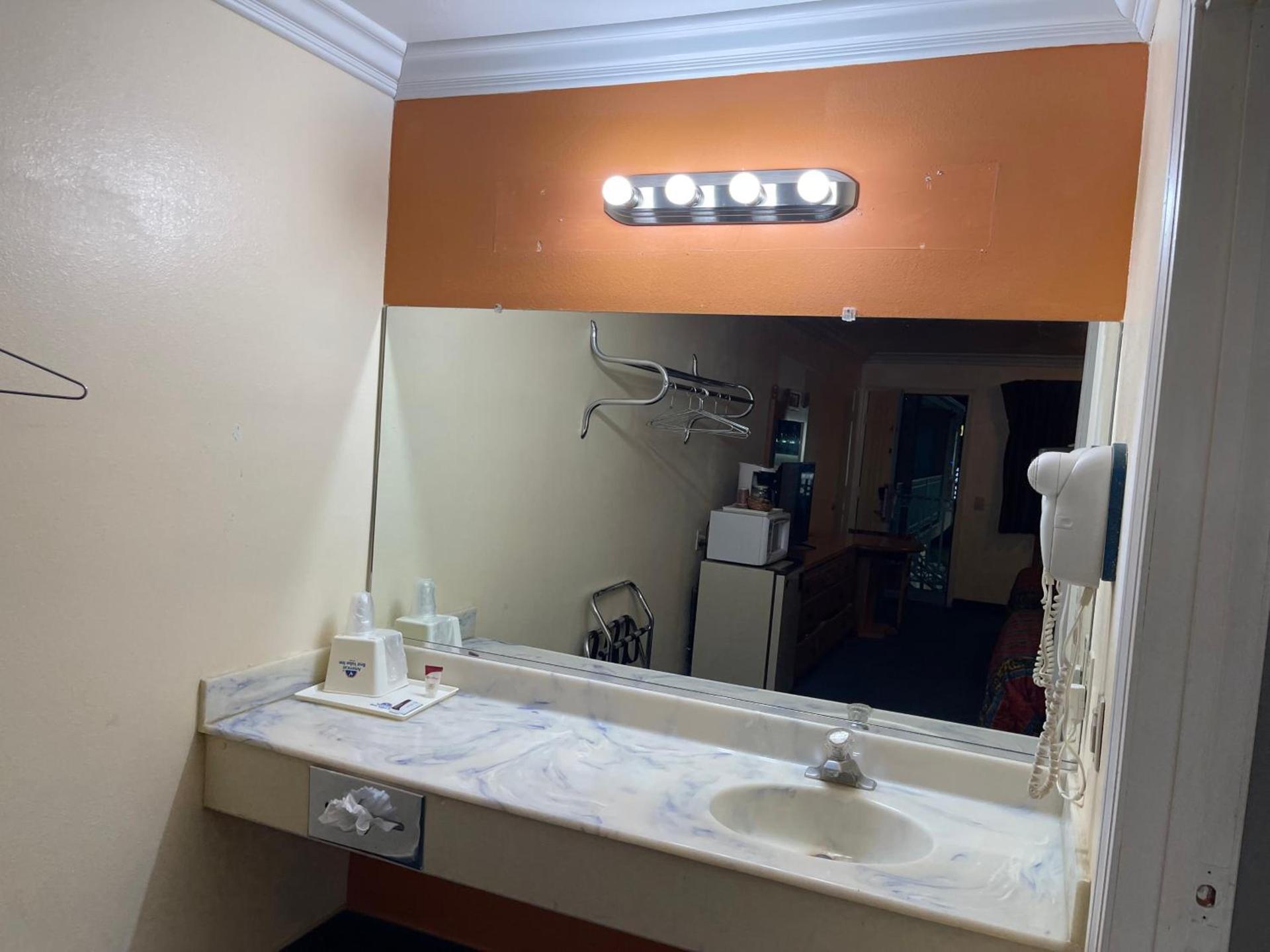 Americas Best Value Inn-Mojave photo 19