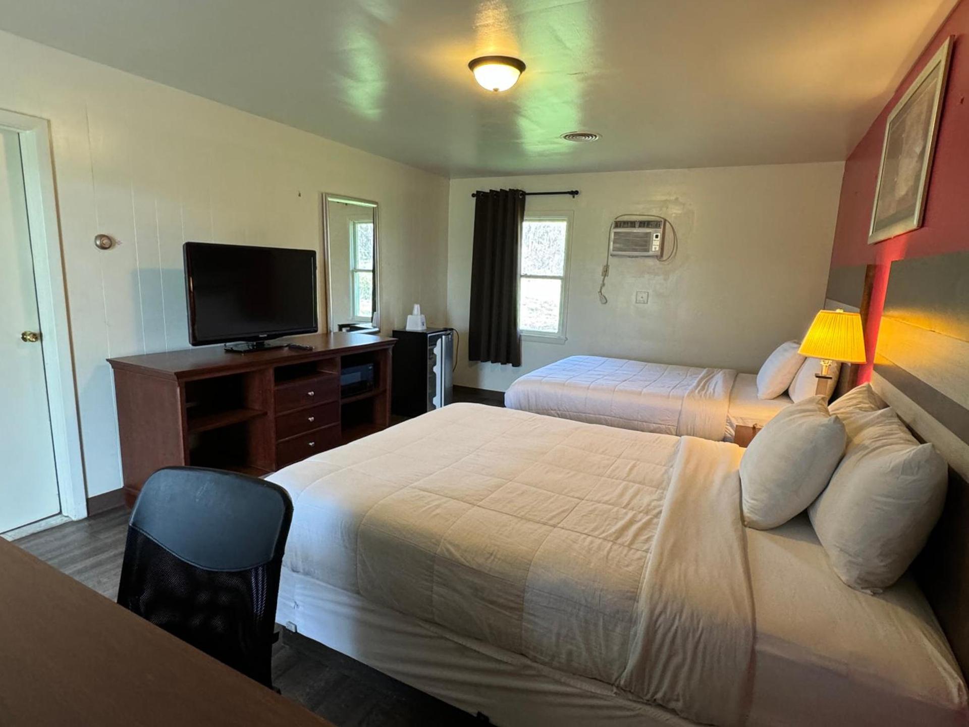 Thruway Holiday Motel photo 8