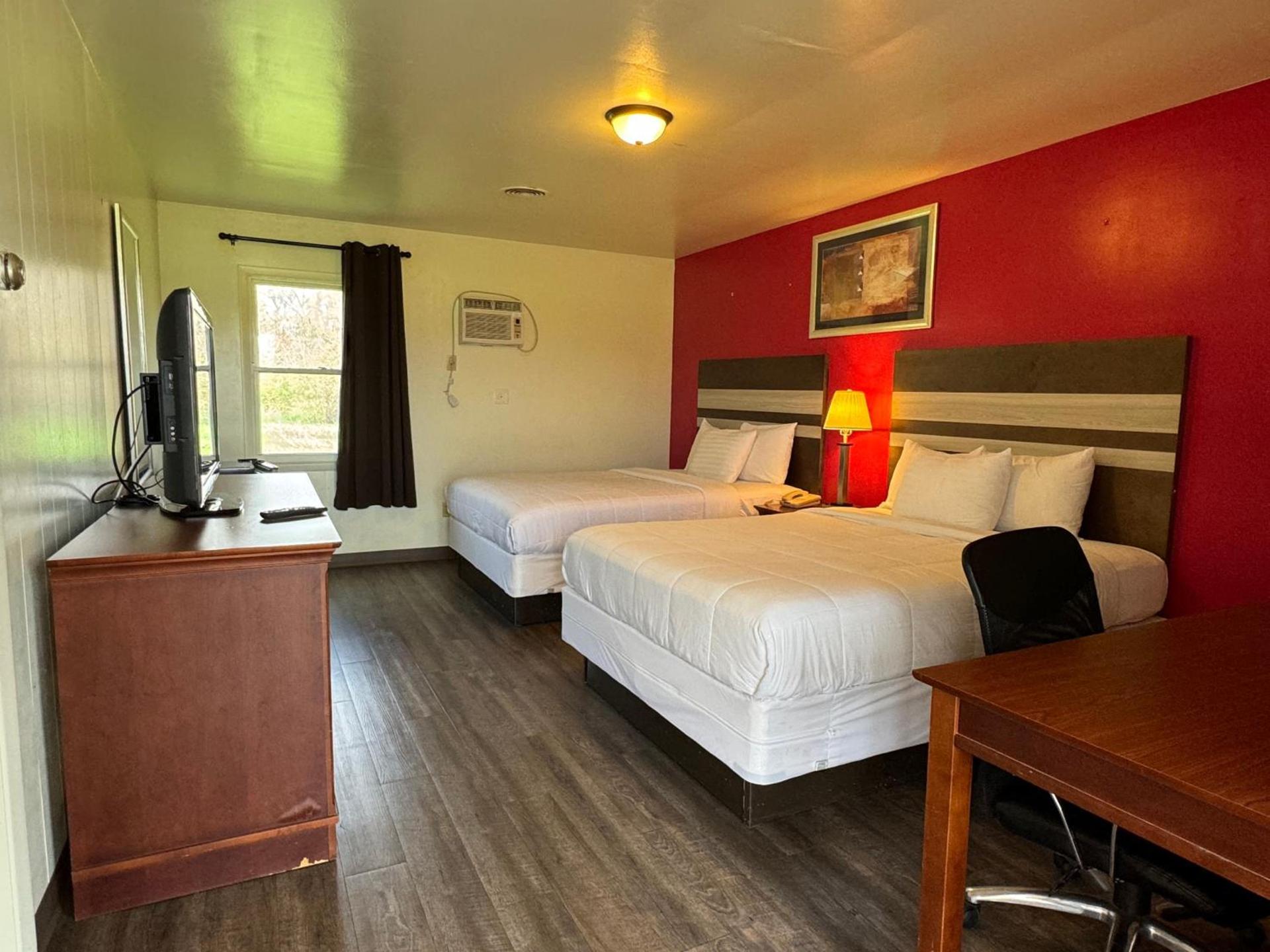 Thruway Holiday Motel photo 10