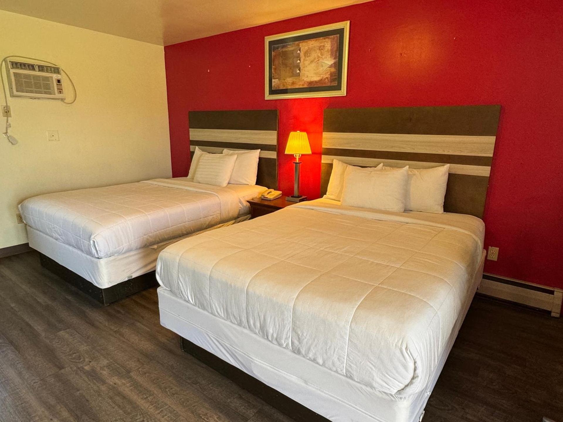 Thruway Holiday Motel photo 7