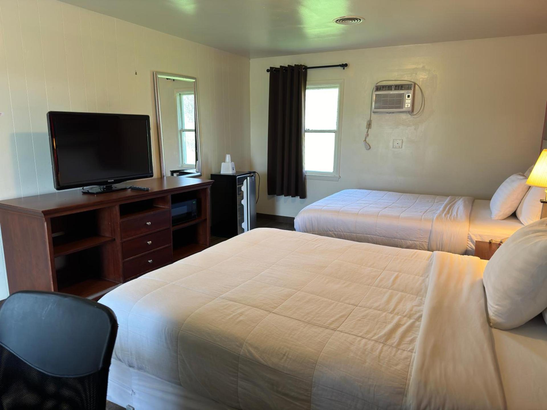 Thruway Holiday Motel photo 11