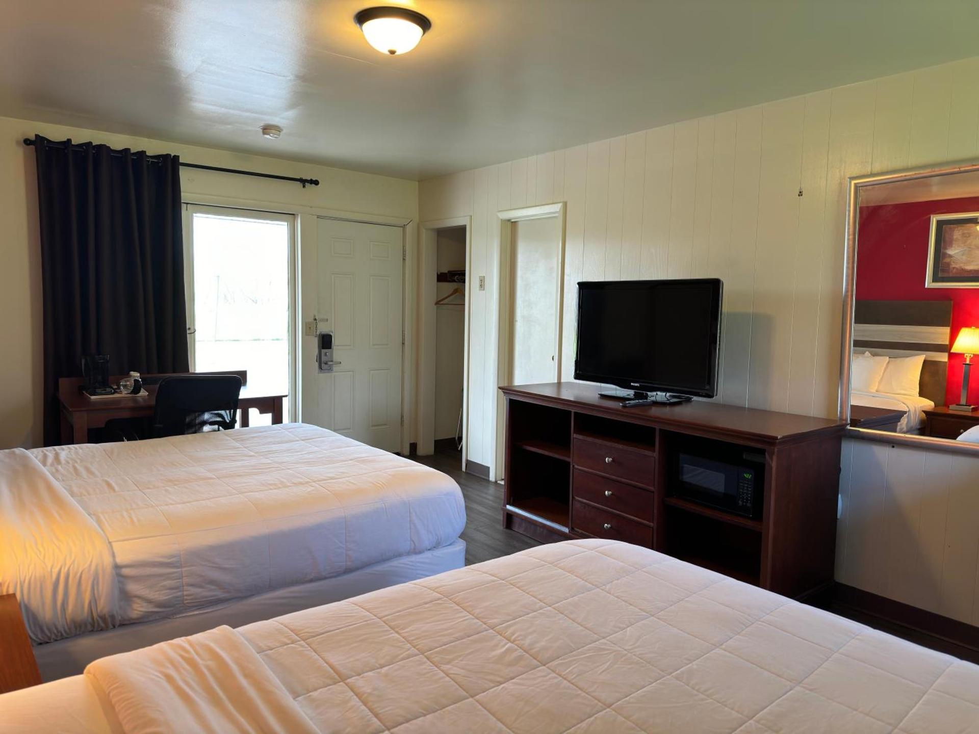 Thruway Holiday Motel photo 12