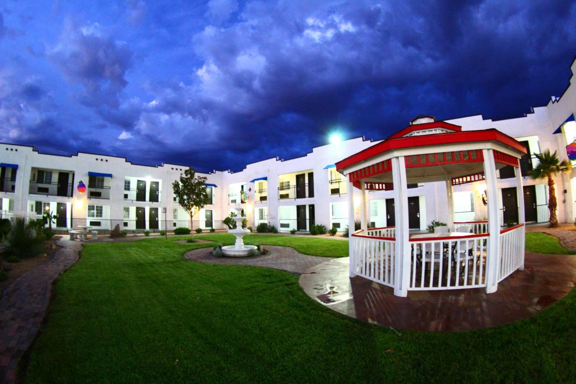 Ramada by Wyndham Kingman photo 37