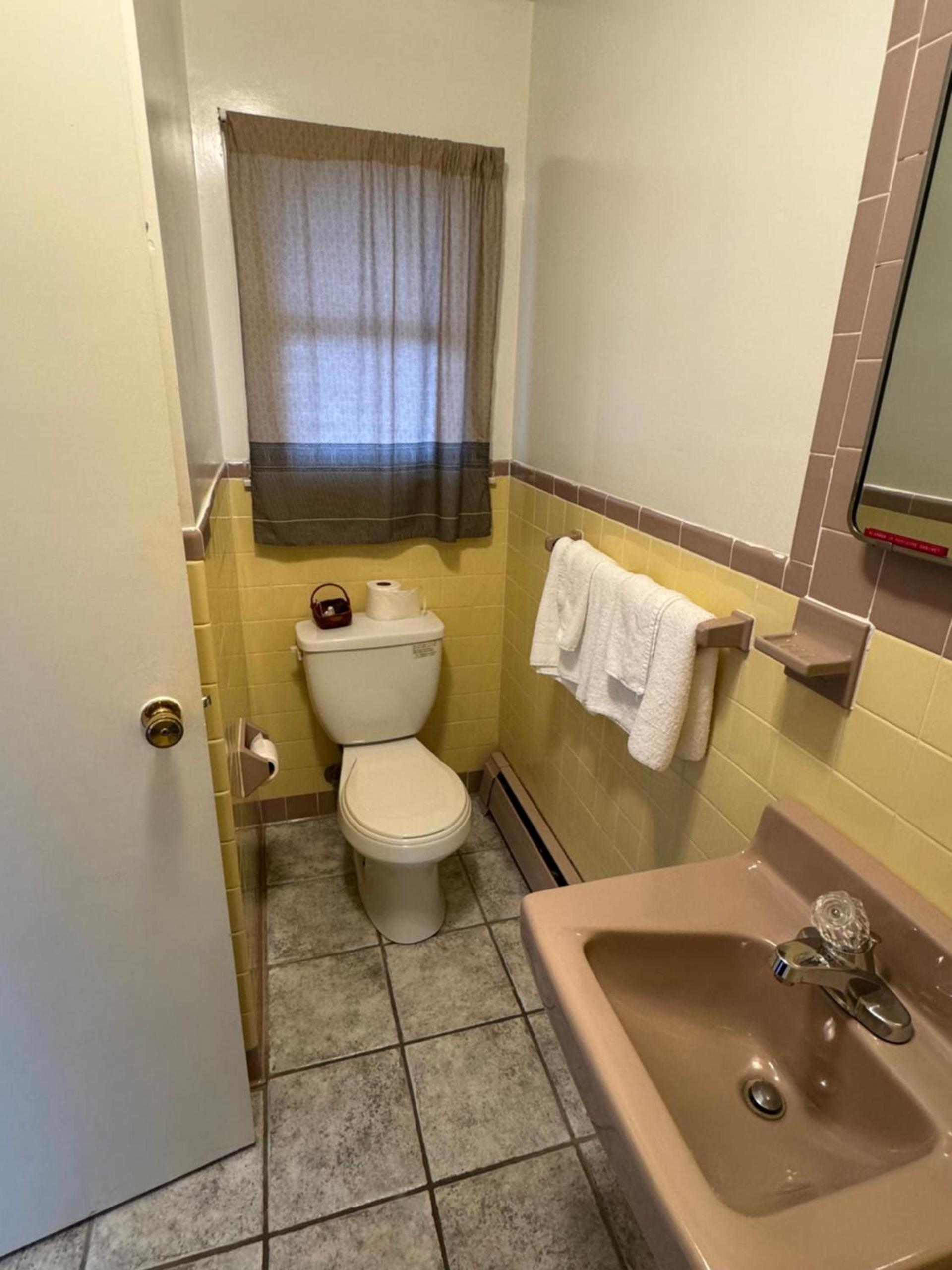 Thruway Holiday Motel photo 16