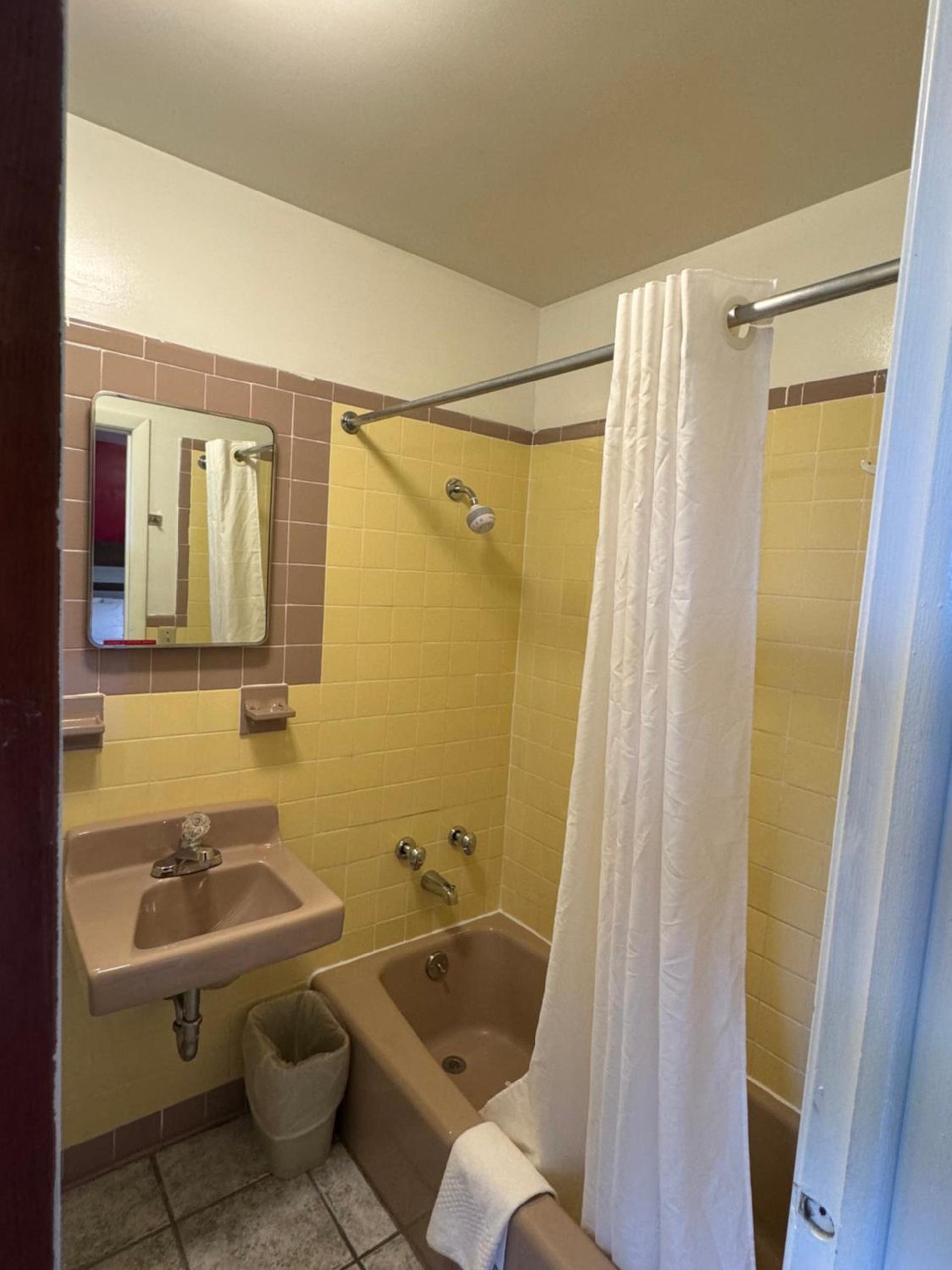 Thruway Holiday Motel photo 15