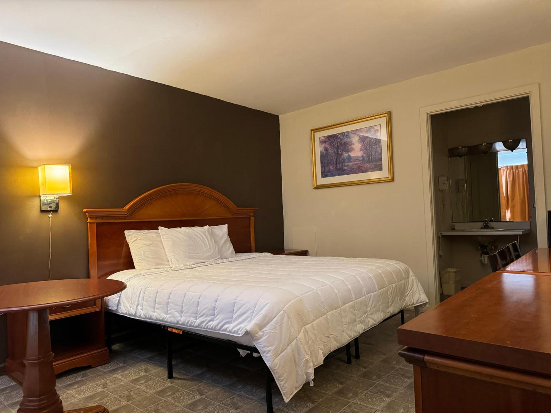Country Club Inn & Suites photo 3