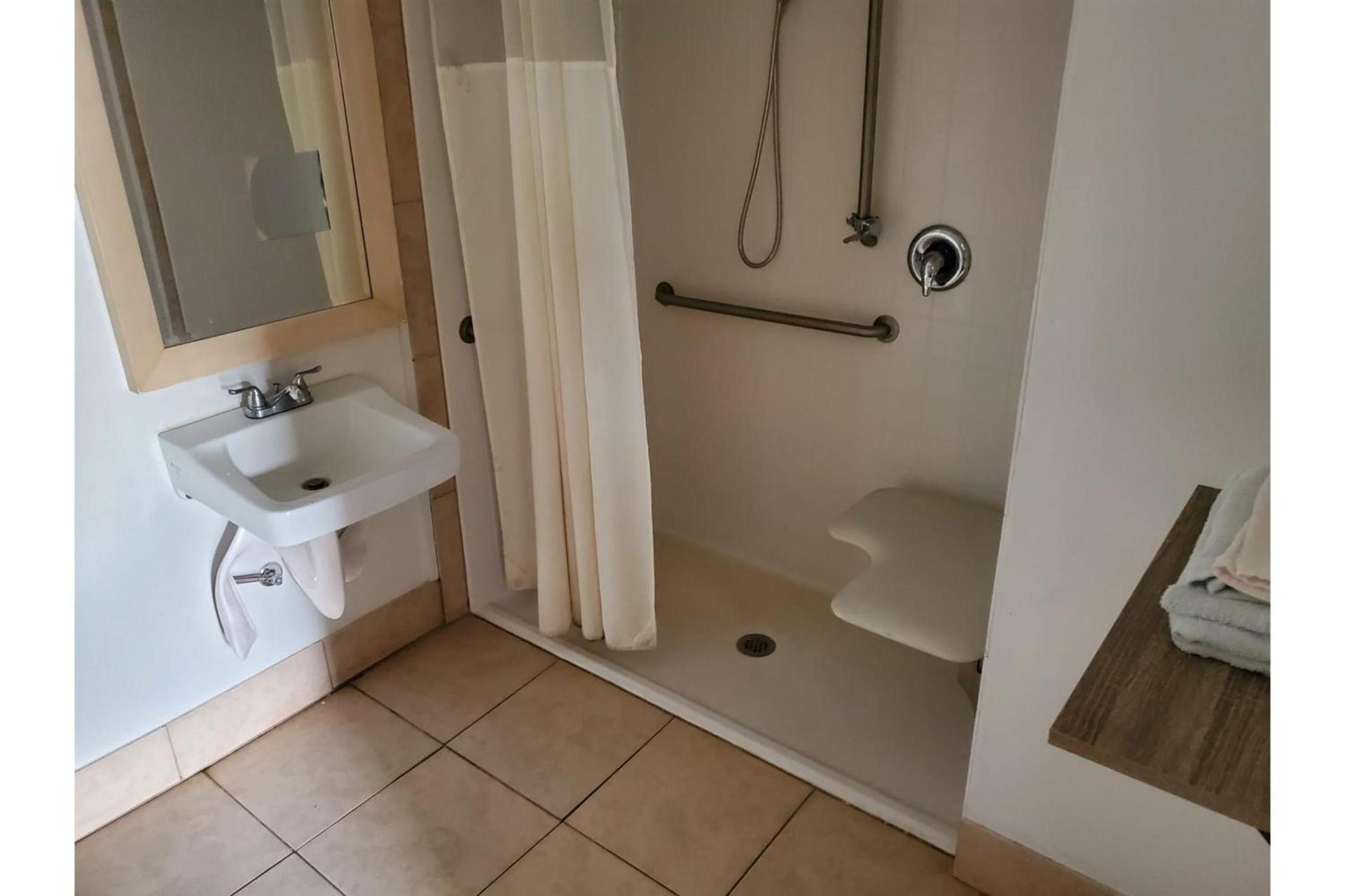 OYO Hotel Vienna I-75 photo 12