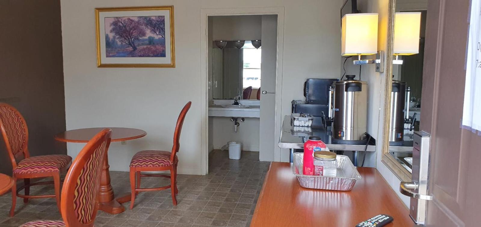 Country Club Inn & Suites photo 56