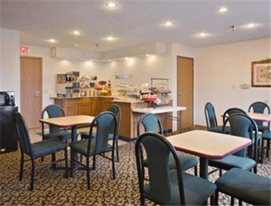 Super 8 by Wyndham Crawfordsville photo 3