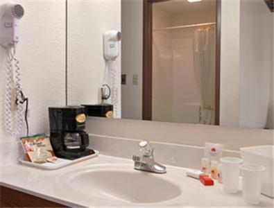 Super 8 by Wyndham Crawfordsville photo 4
