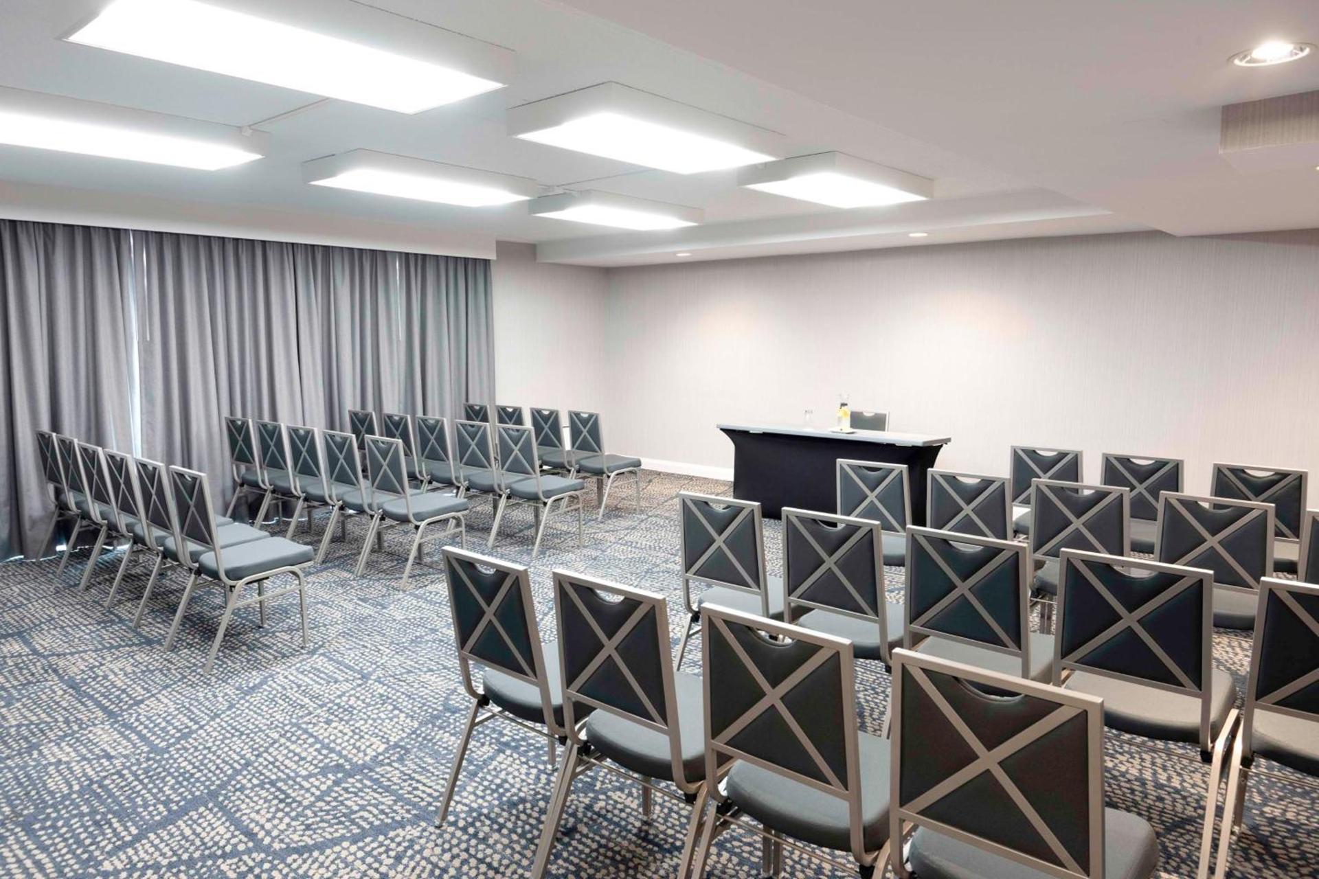 DoubleTree by Hilton Hotel and Conference Center Chicago North Shore photo 16