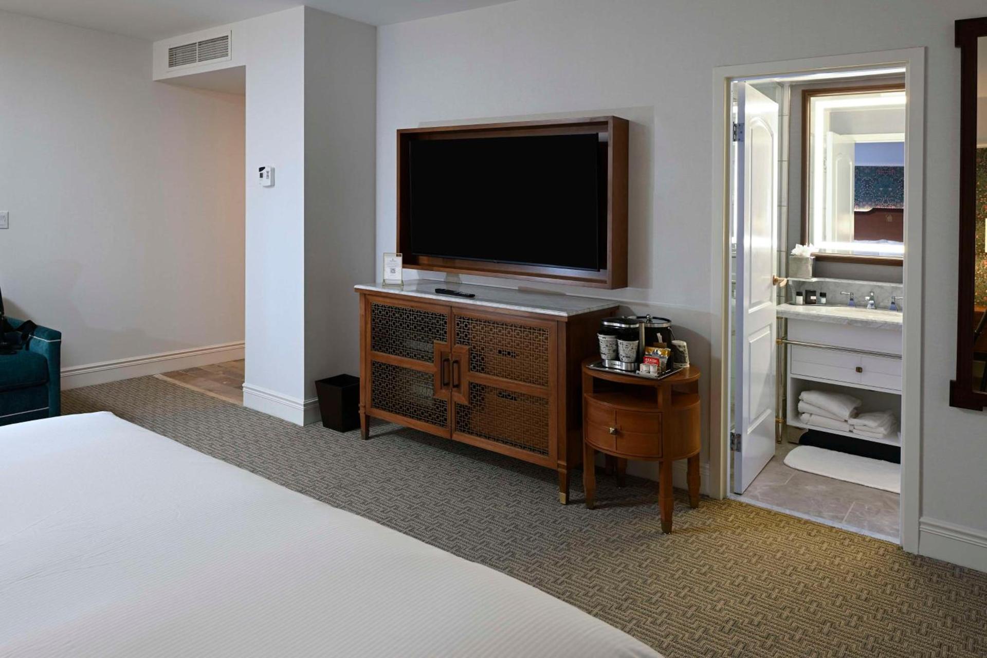 Hotel Roanoke & Conference Center, Curio Collection by Hilton photo 39