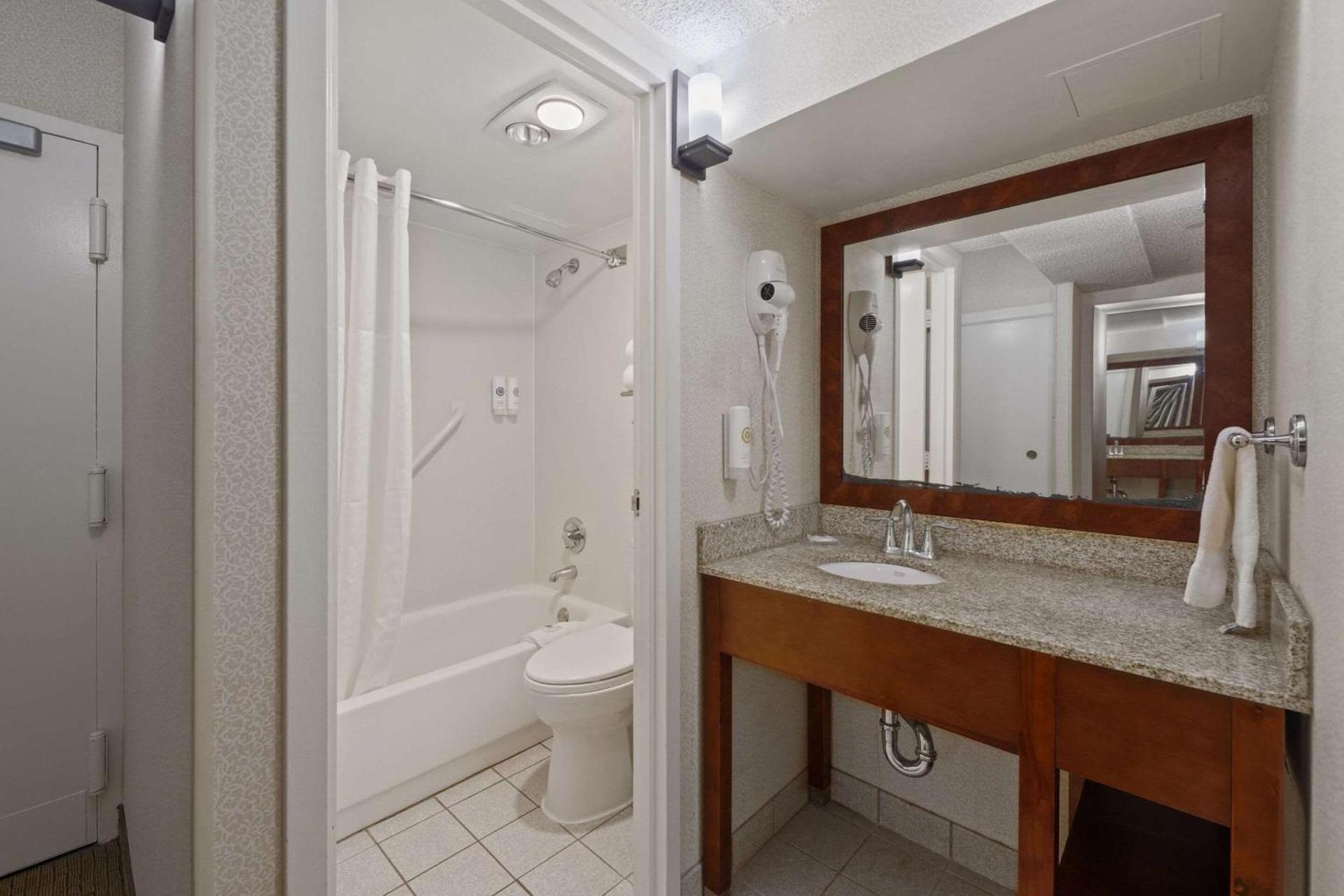 Comfort Inn By the Bay photo 28