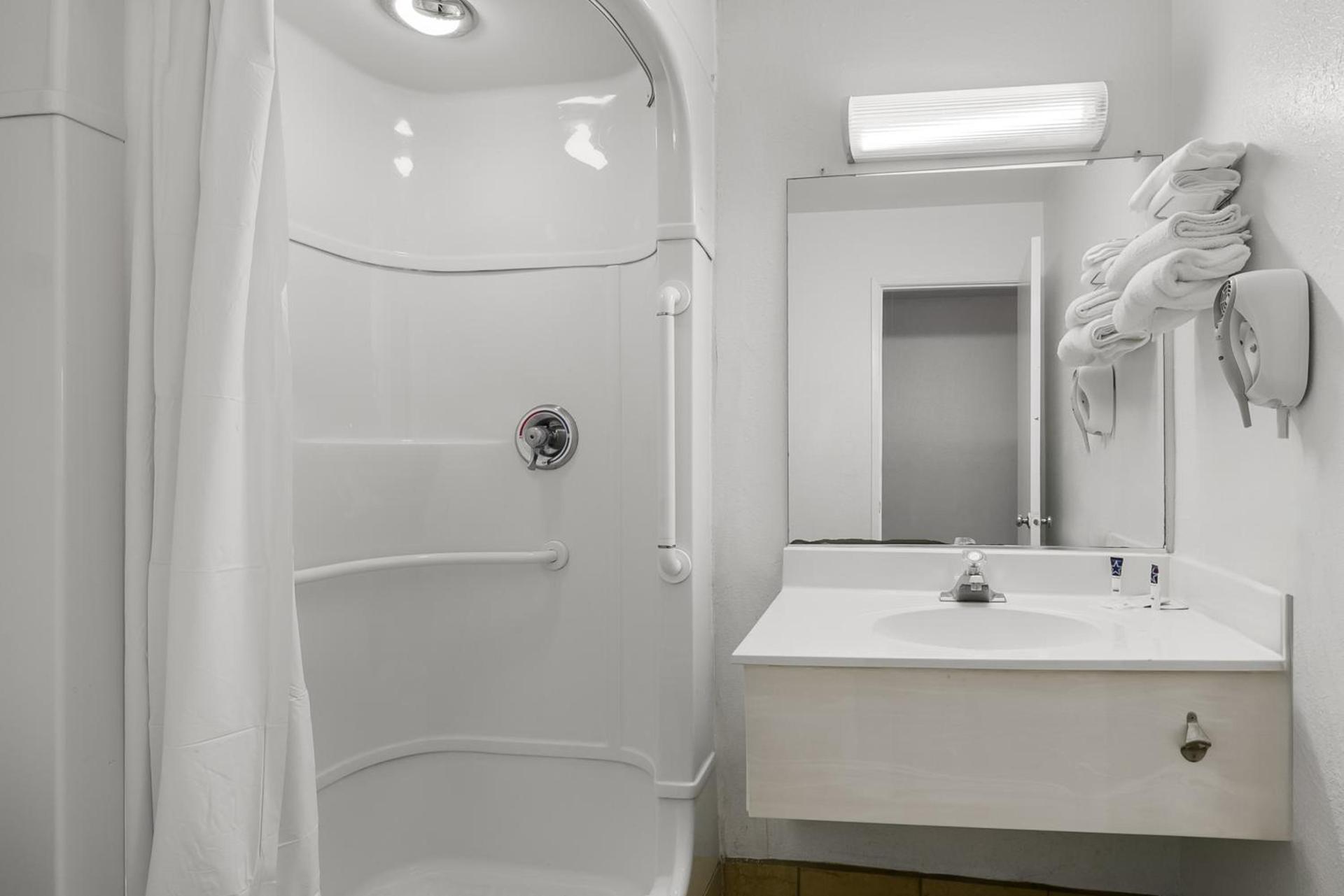 Americas Best Value Inn - Lincoln Airport photo 5