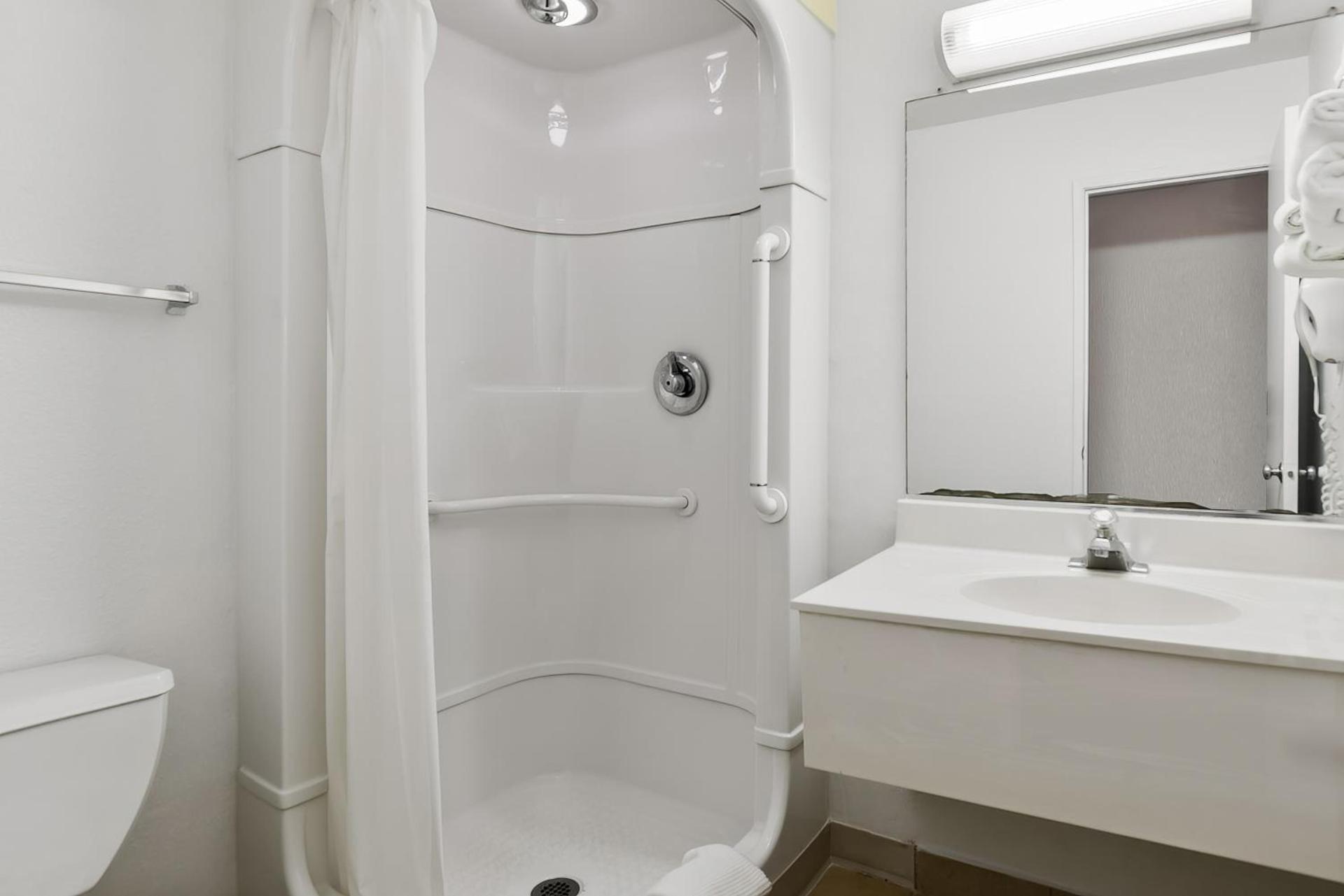 Americas Best Value Inn - Lincoln Airport photo 9
