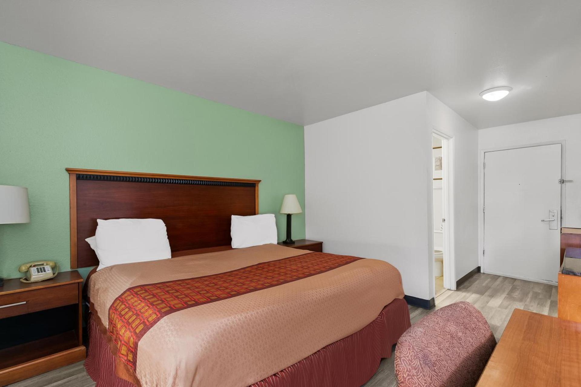 Americas Best Value Inn - Lincoln Airport photo 11