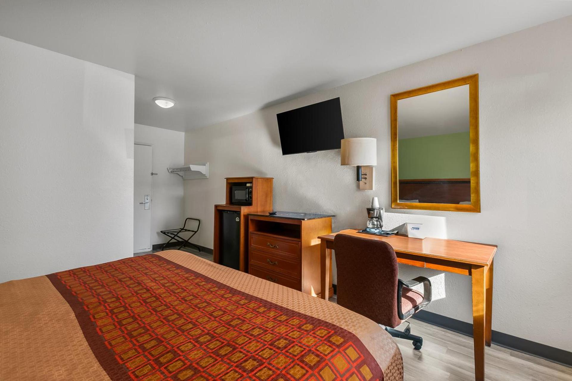 Americas Best Value Inn - Lincoln Airport photo 10