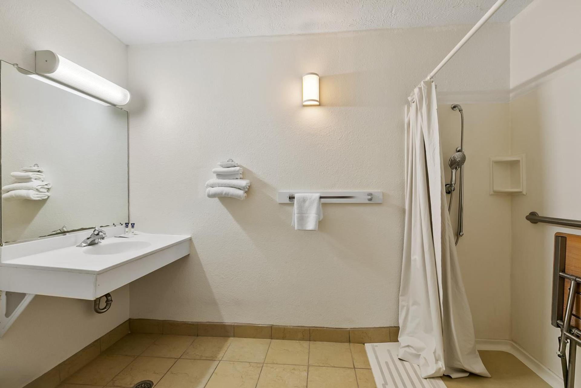 Americas Best Value Inn - Lincoln Airport photo 19