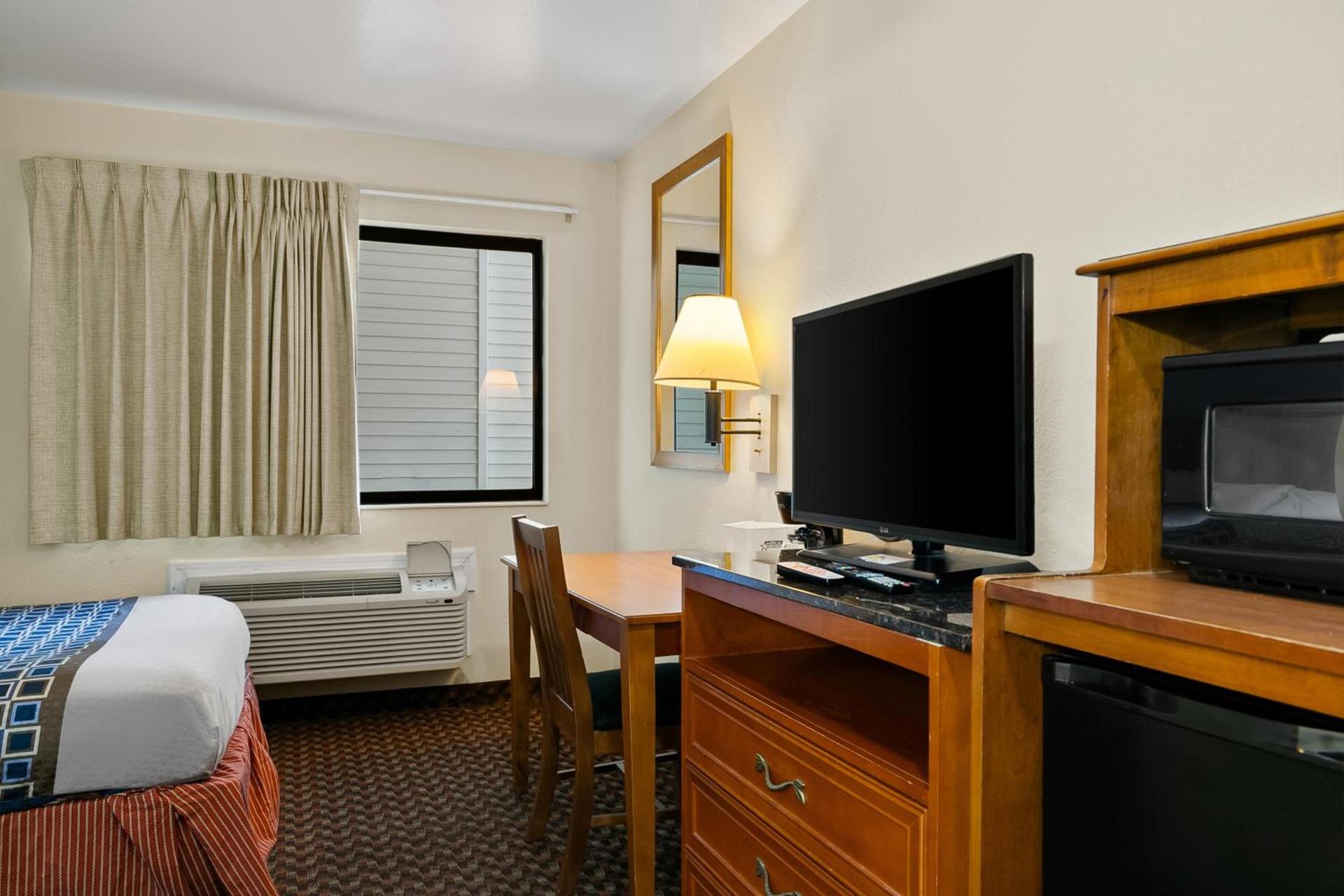 Americas Best Value Inn - Lincoln Airport photo 18