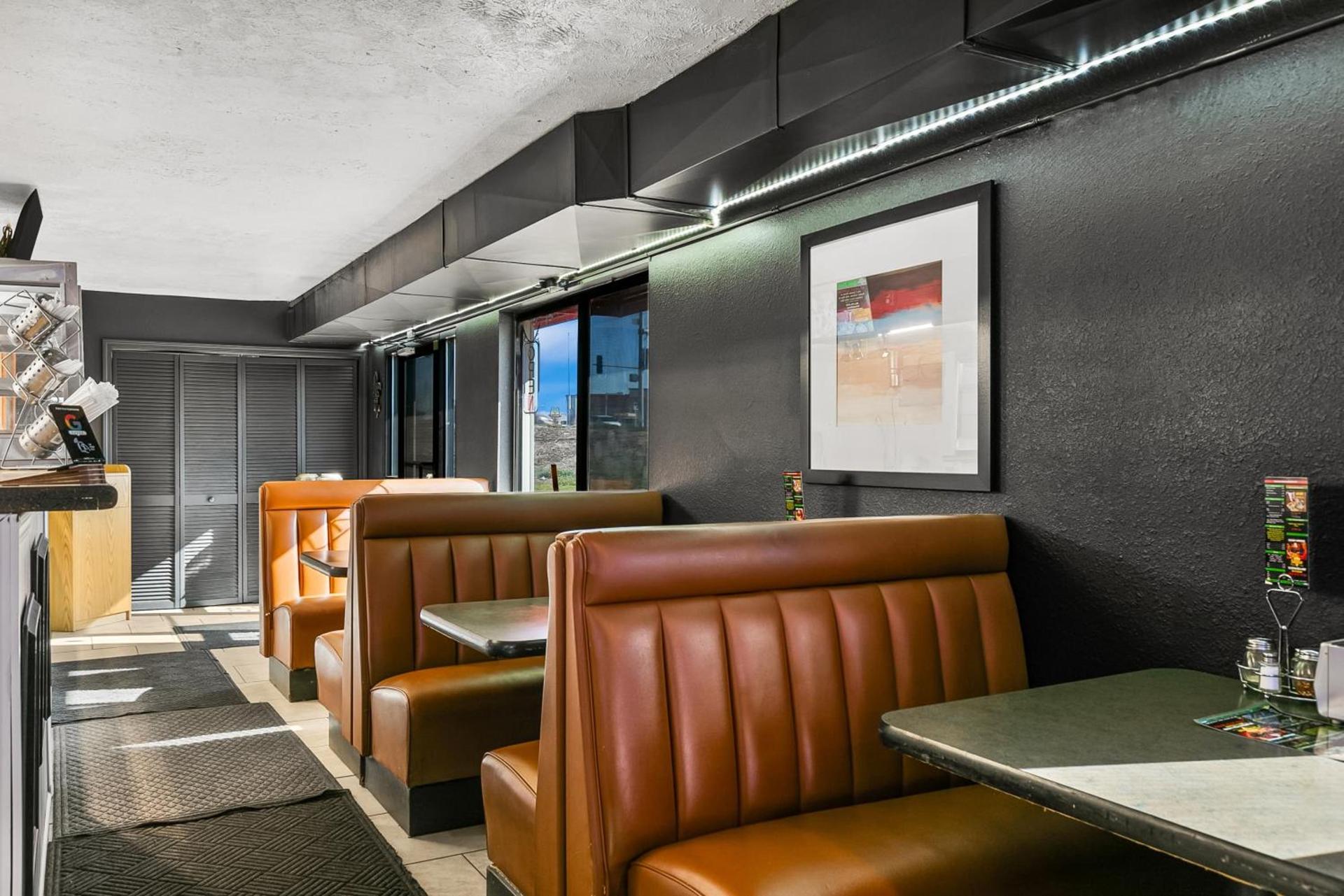 Americas Best Value Inn - Lincoln Airport photo 25