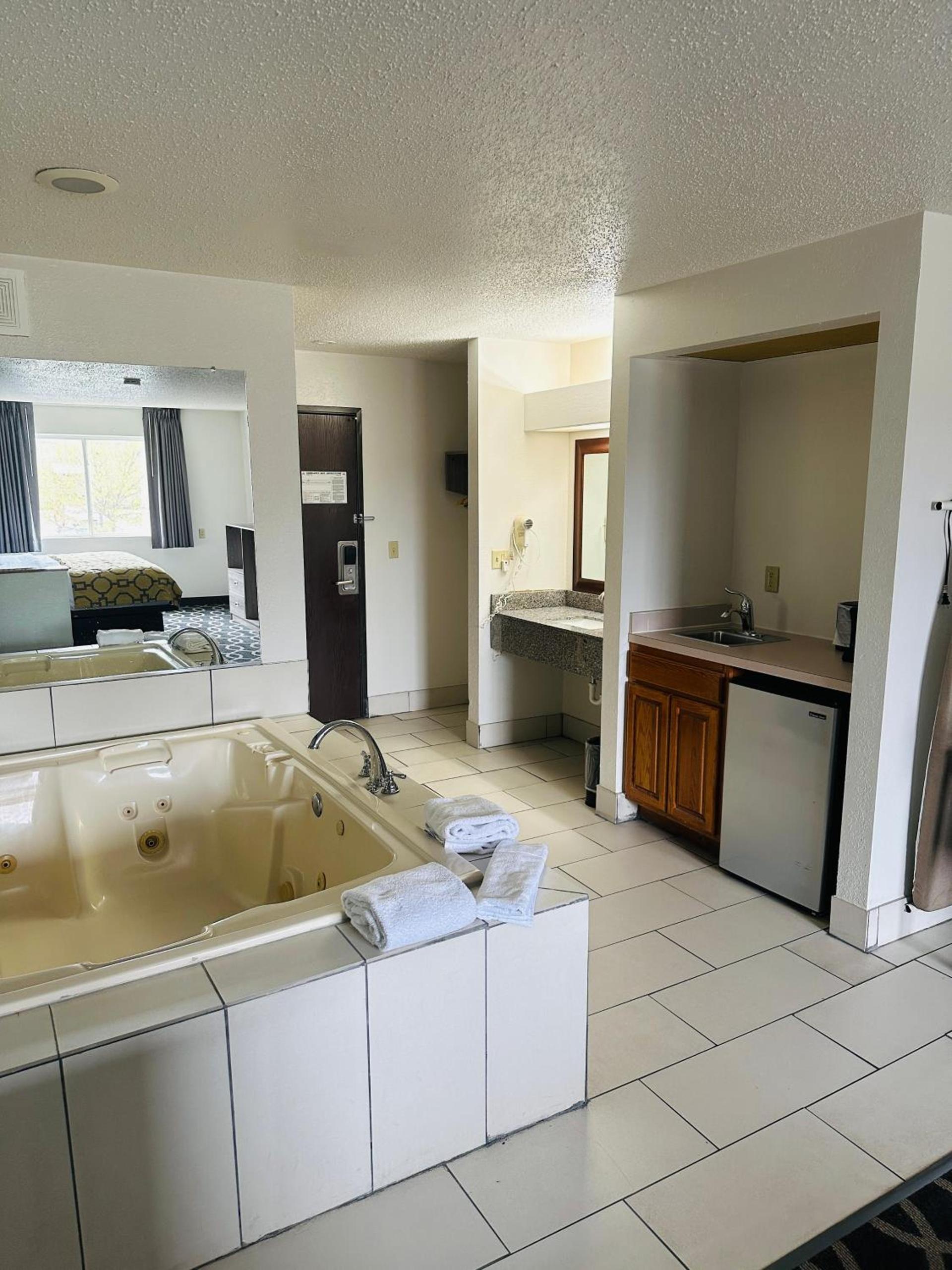 Baymont by Wyndham Piqua photo 42