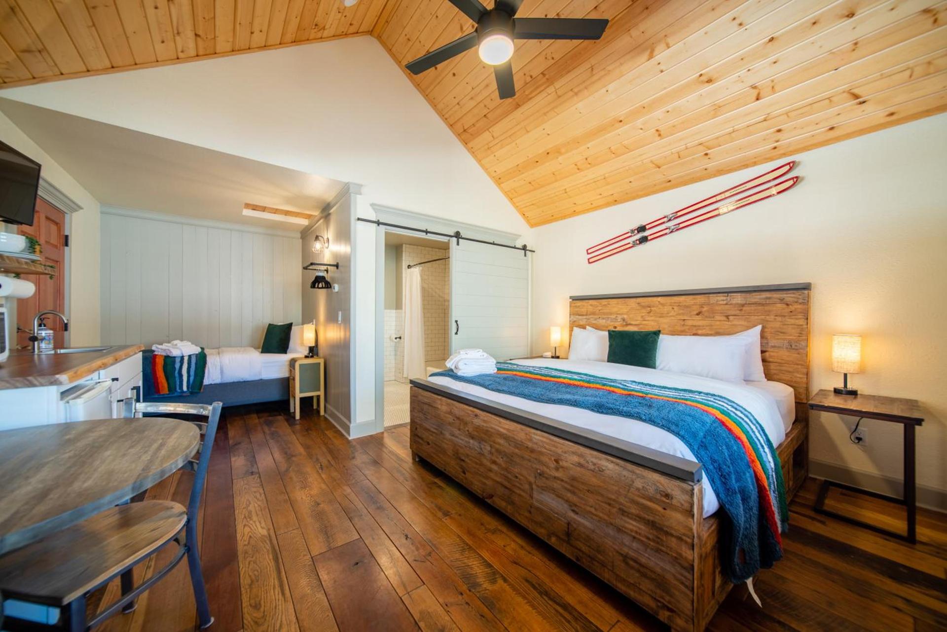 Shasta View Lodge photo 40