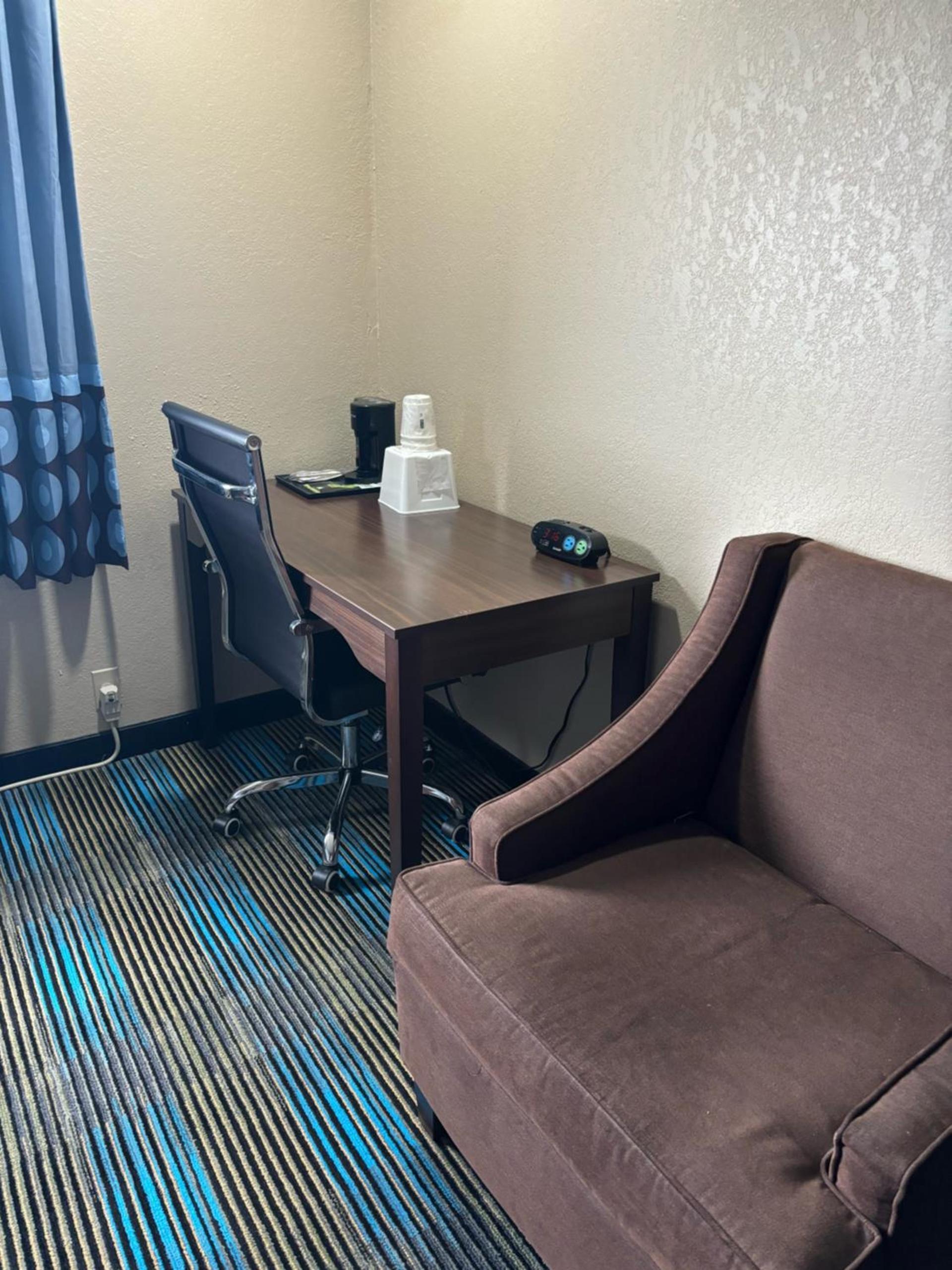 Super 8 by Wyndham Escanaba photo 32