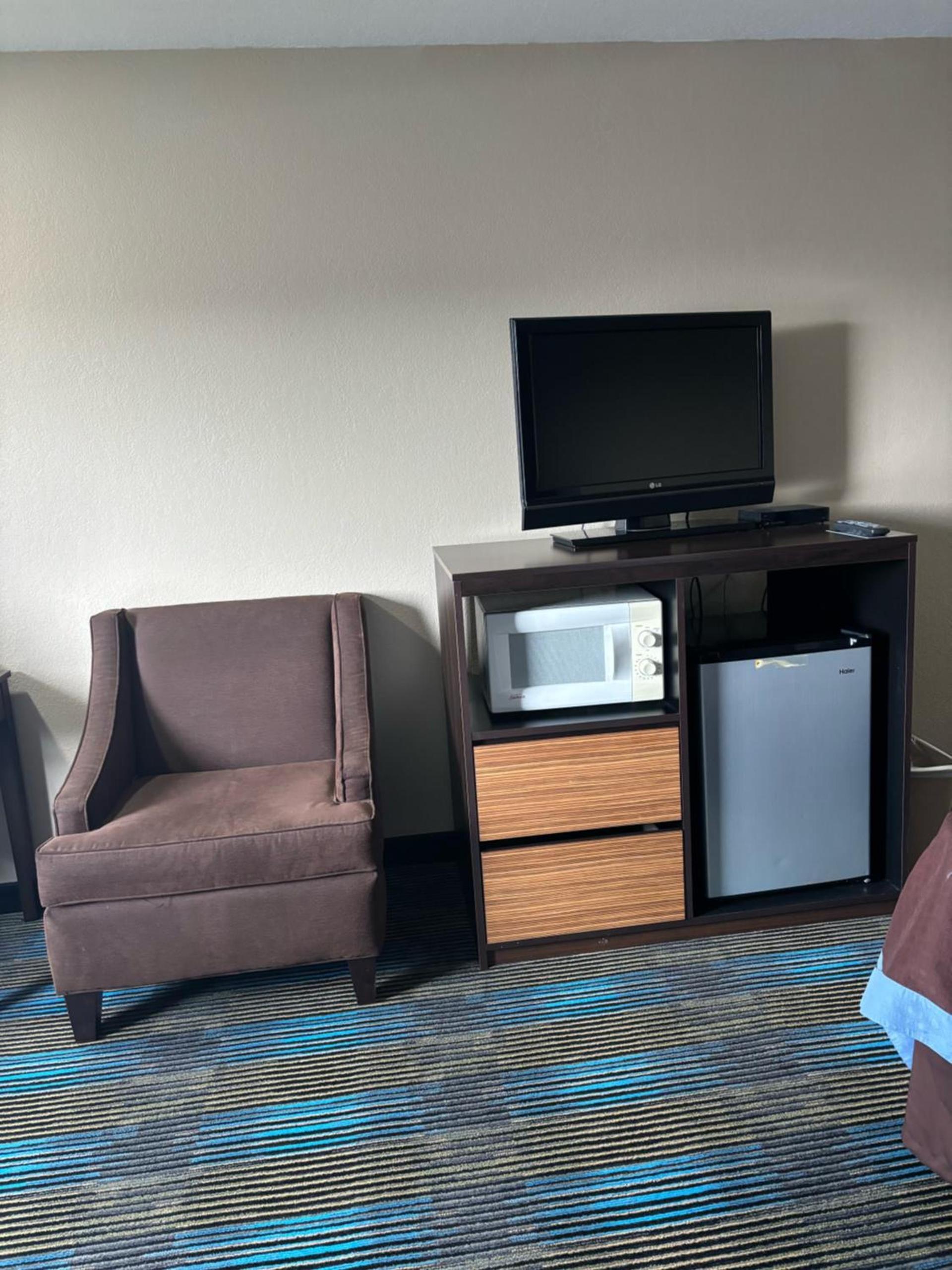 Super 8 by Wyndham Escanaba photo 33