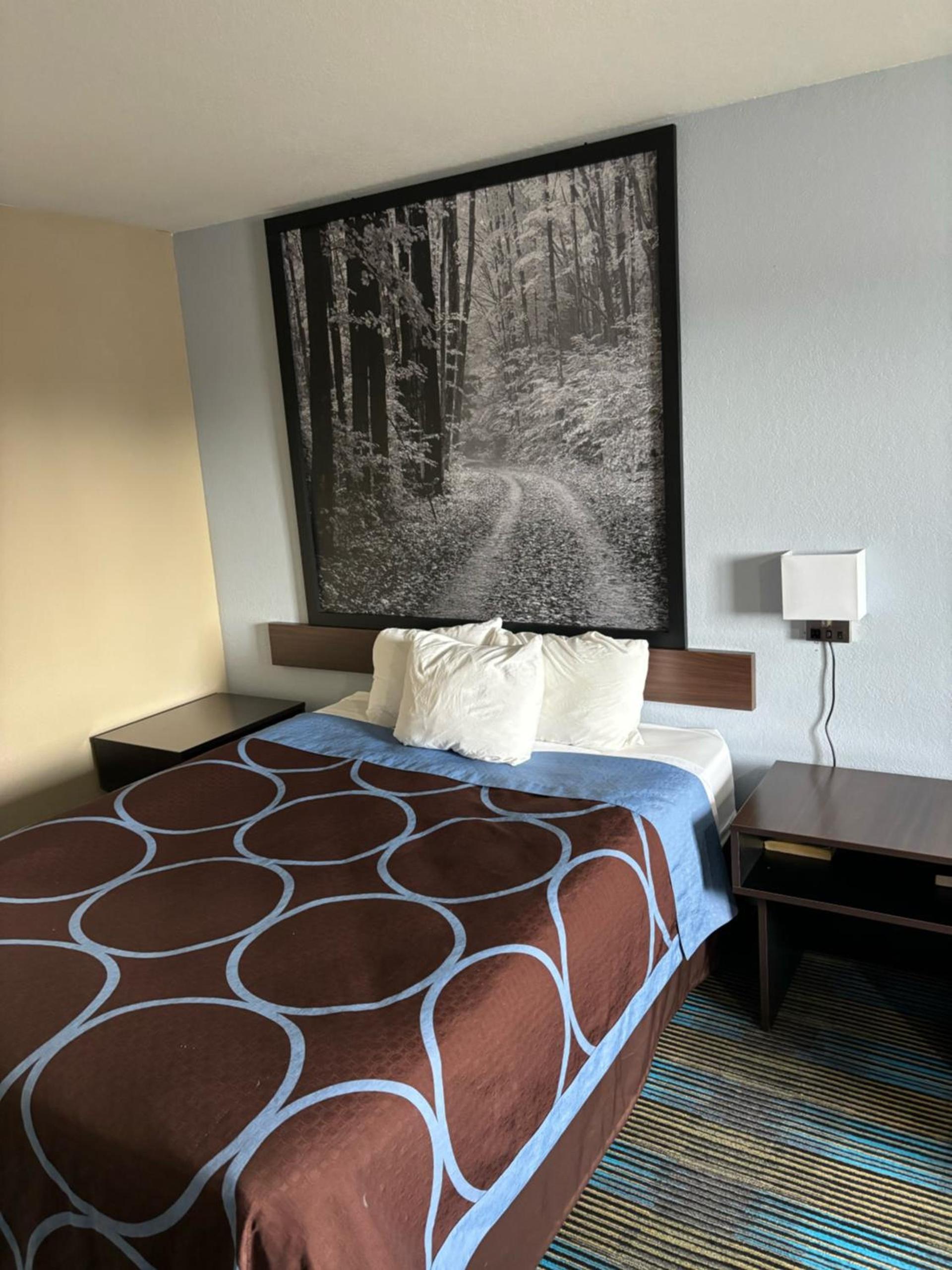Super 8 by Wyndham Escanaba photo 34