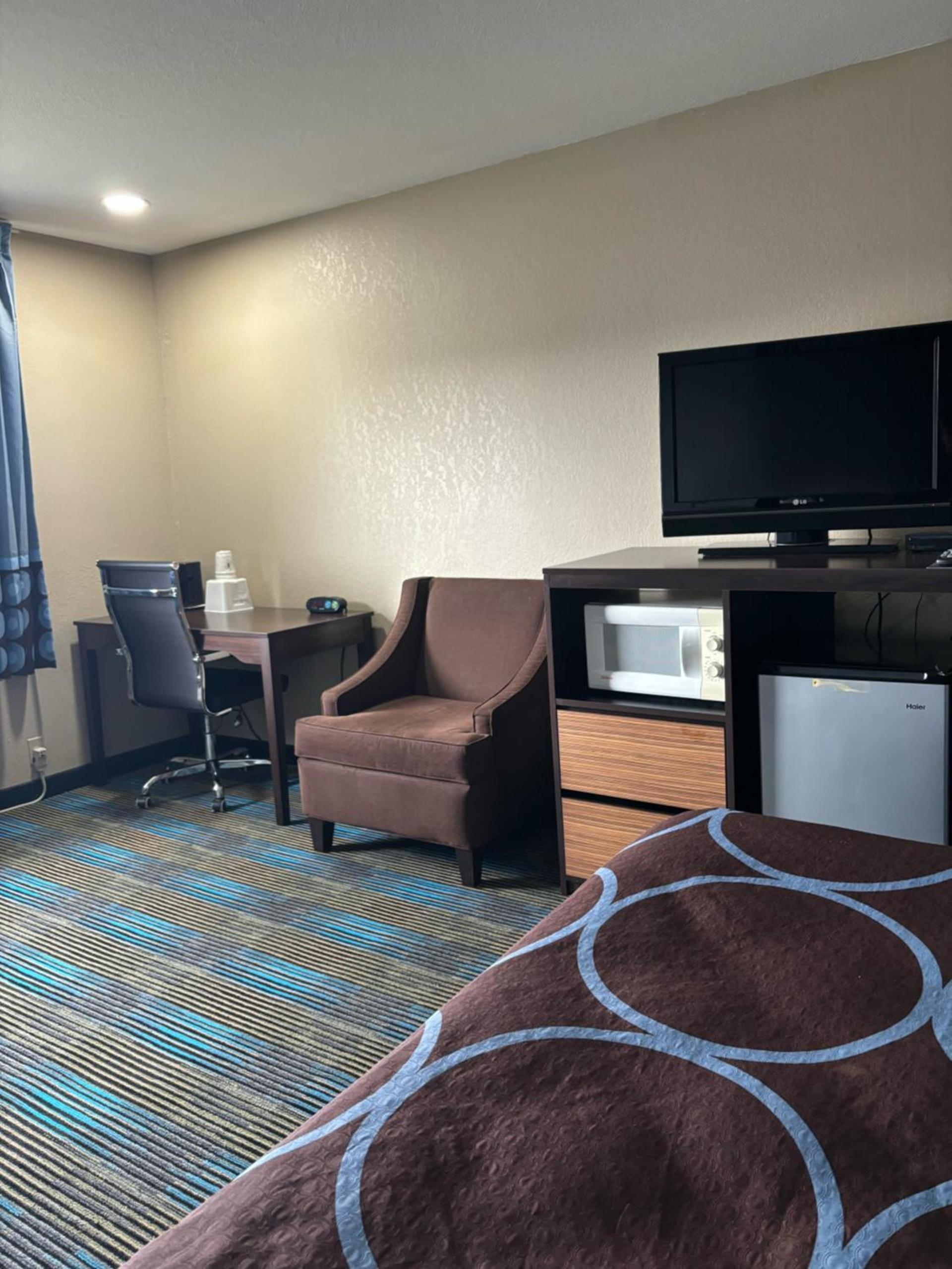 Super 8 by Wyndham Escanaba photo 35