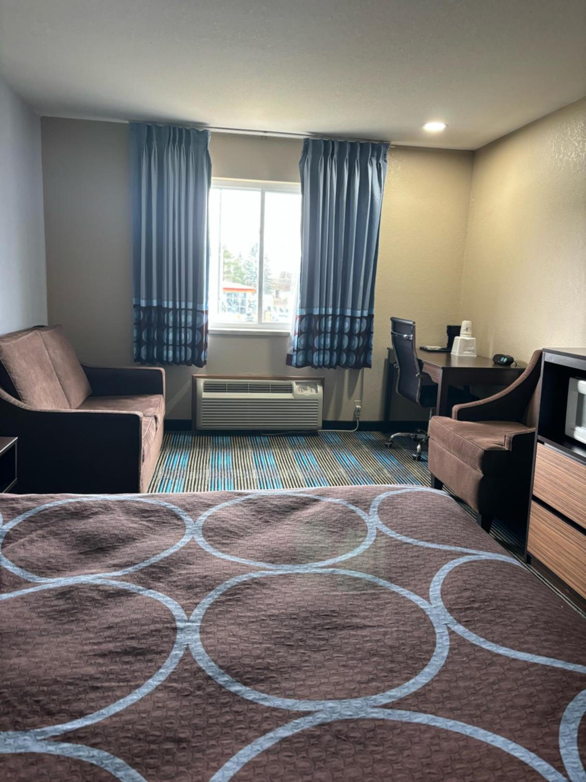 Super 8 by Wyndham Escanaba photo 36