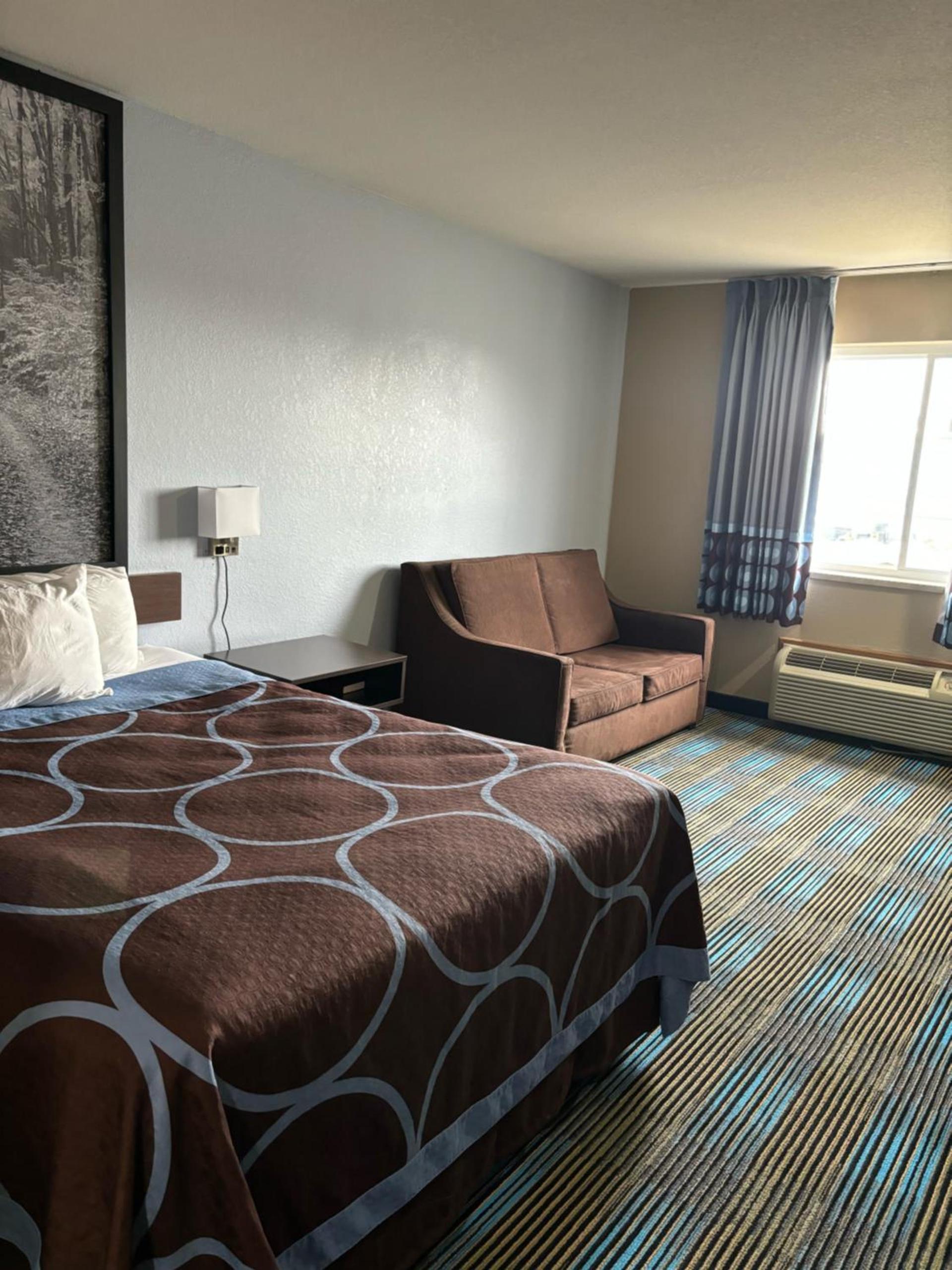 Super 8 by Wyndham Escanaba photo 37