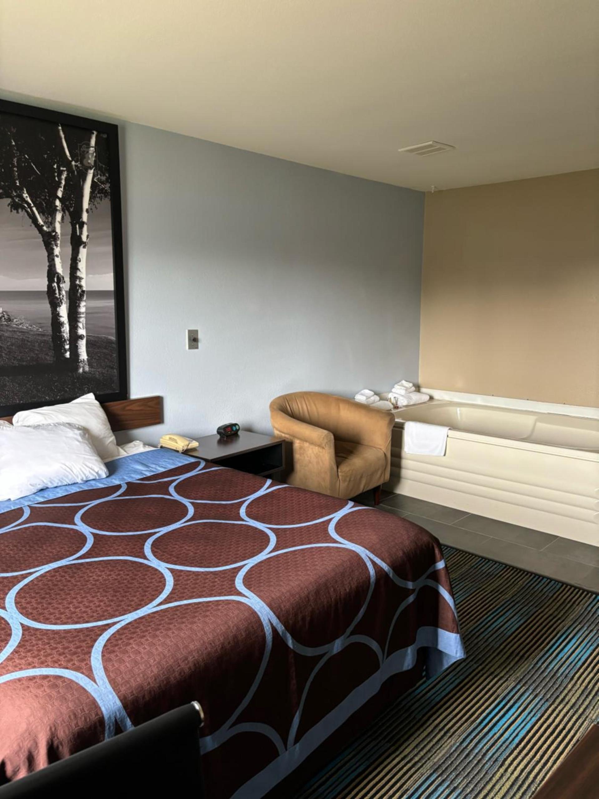 Super 8 by Wyndham Escanaba photo 40