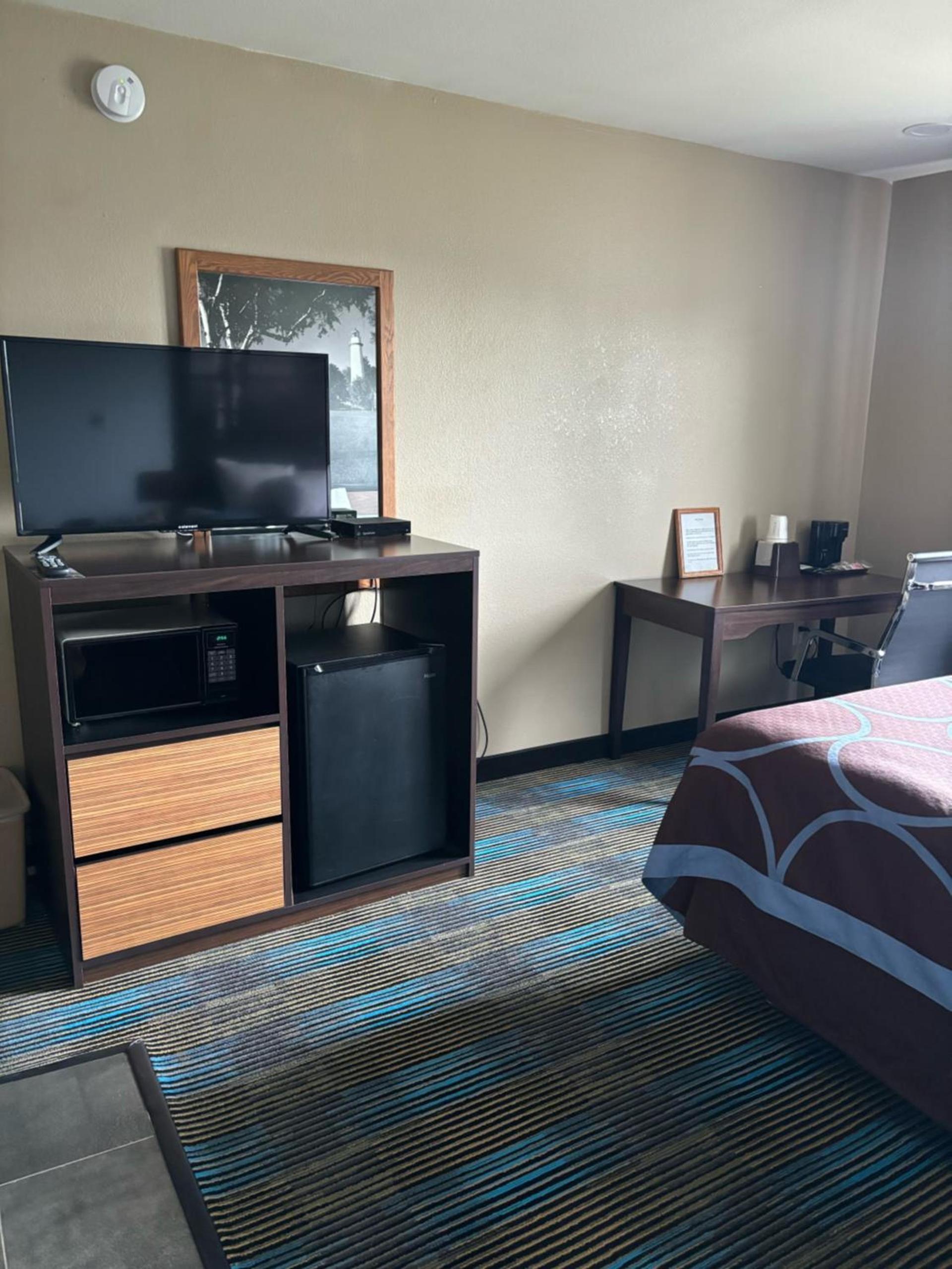 Super 8 by Wyndham Escanaba photo 41