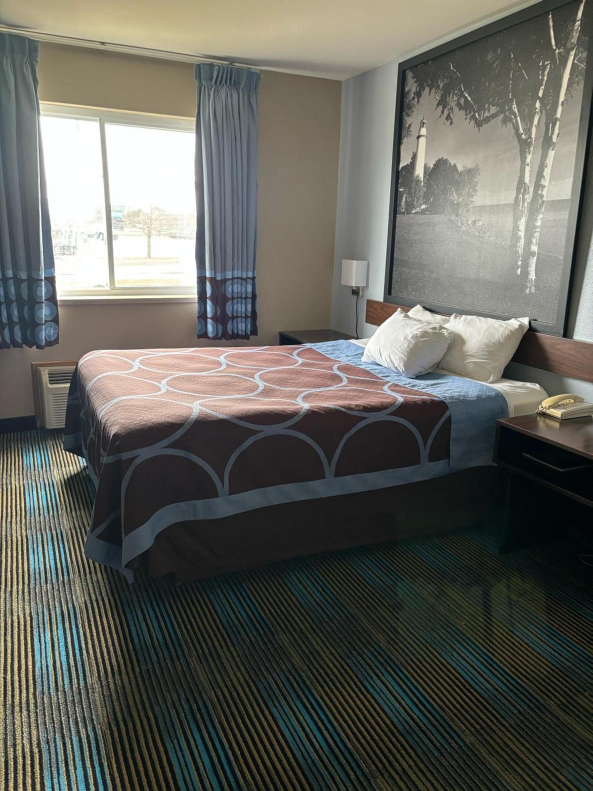 Super 8 by Wyndham Escanaba photo 42