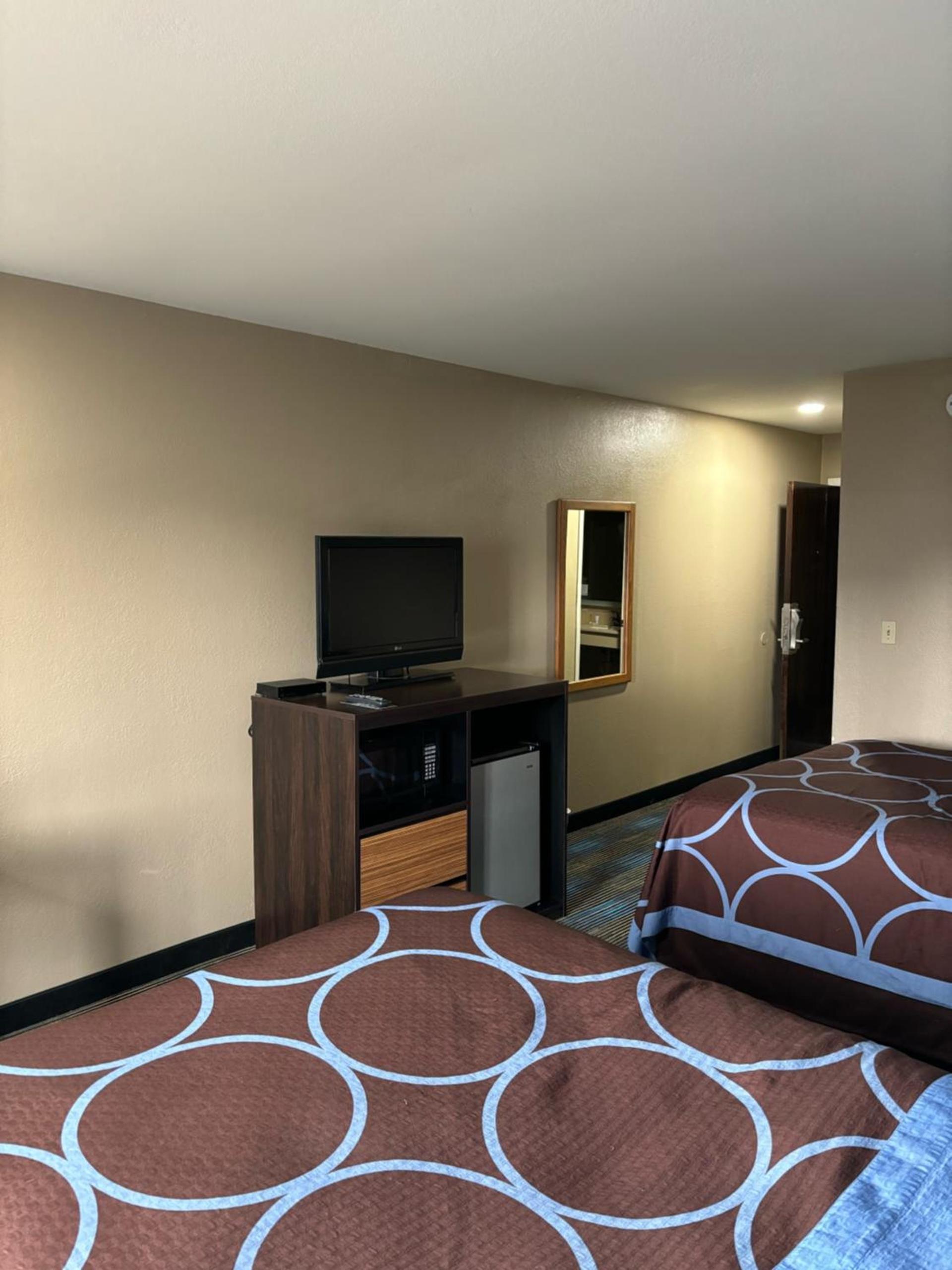Super 8 by Wyndham Escanaba photo 43
