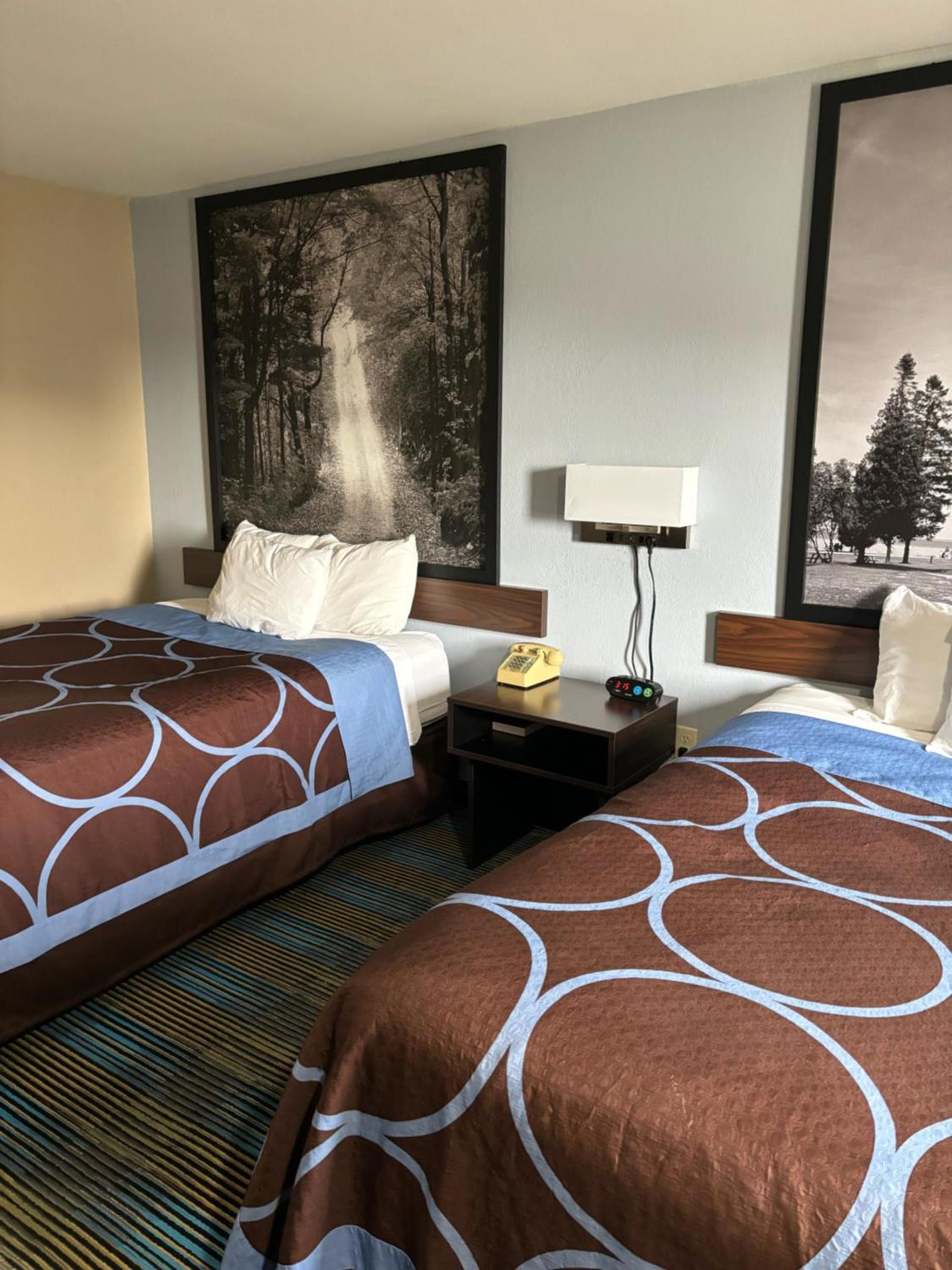 Super 8 by Wyndham Escanaba photo 45