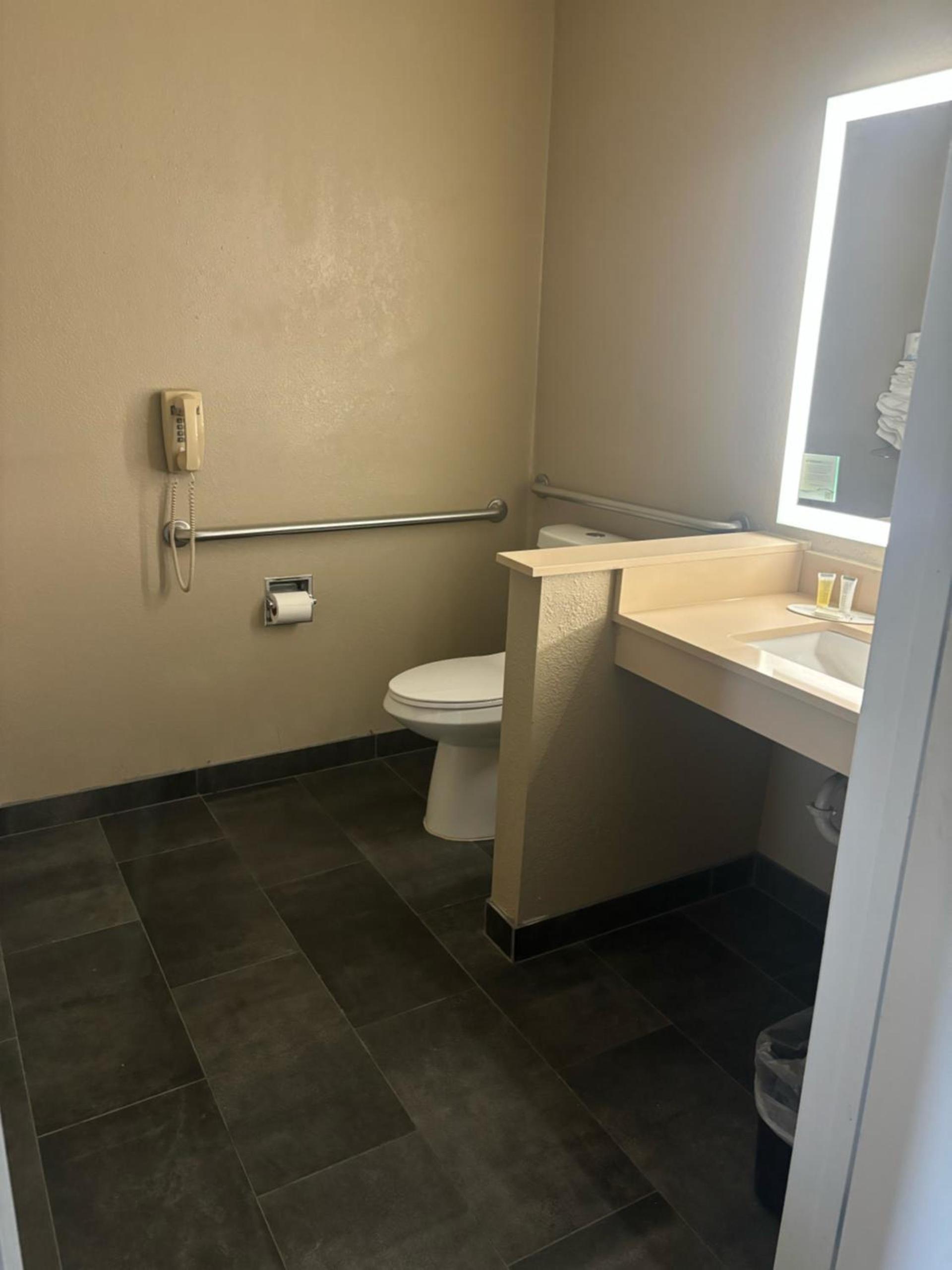 Super 8 by Wyndham Escanaba photo 49