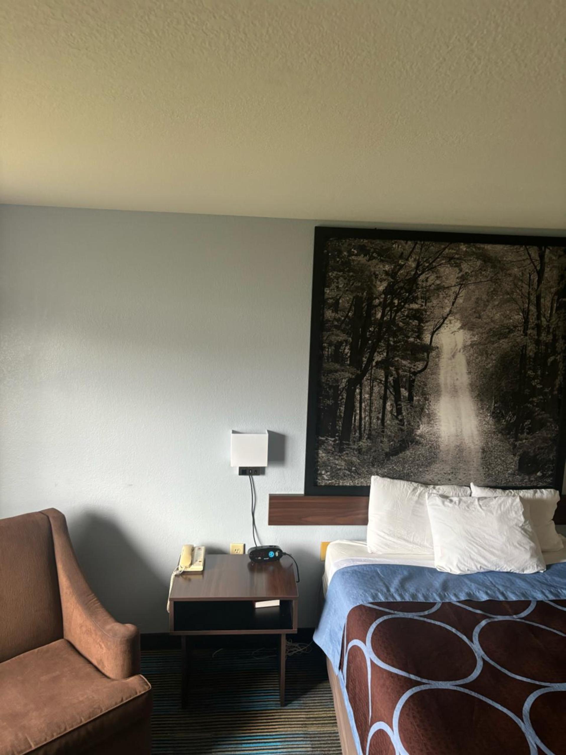 Super 8 by Wyndham Escanaba photo 51
