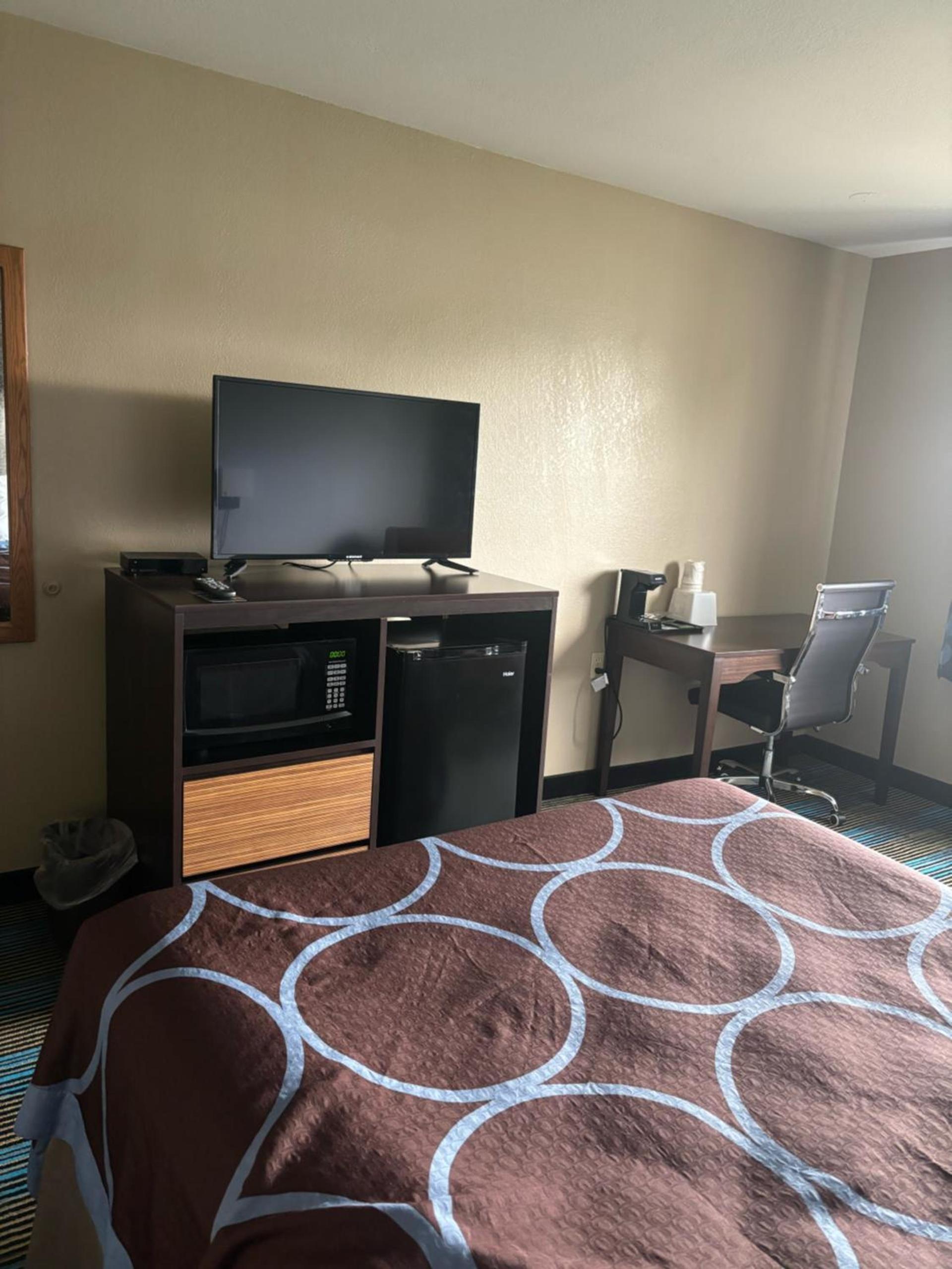 Super 8 by Wyndham Escanaba photo 50