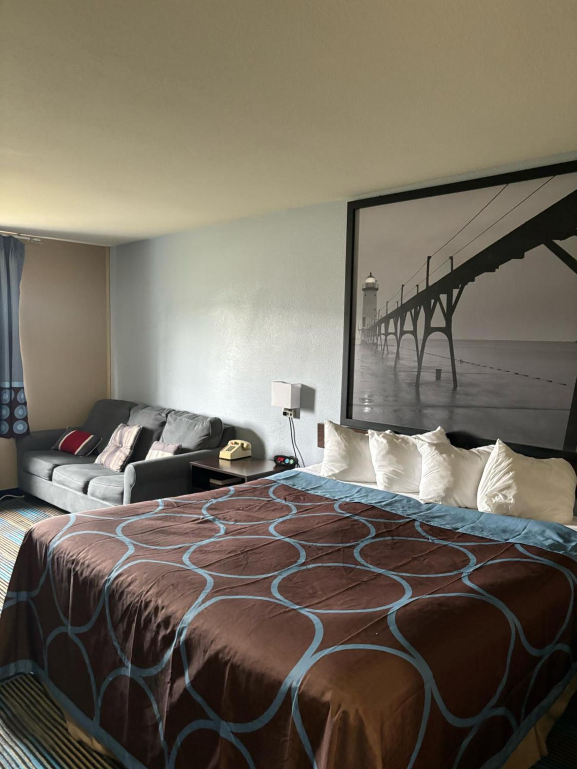 Super 8 by Wyndham Escanaba photo 54