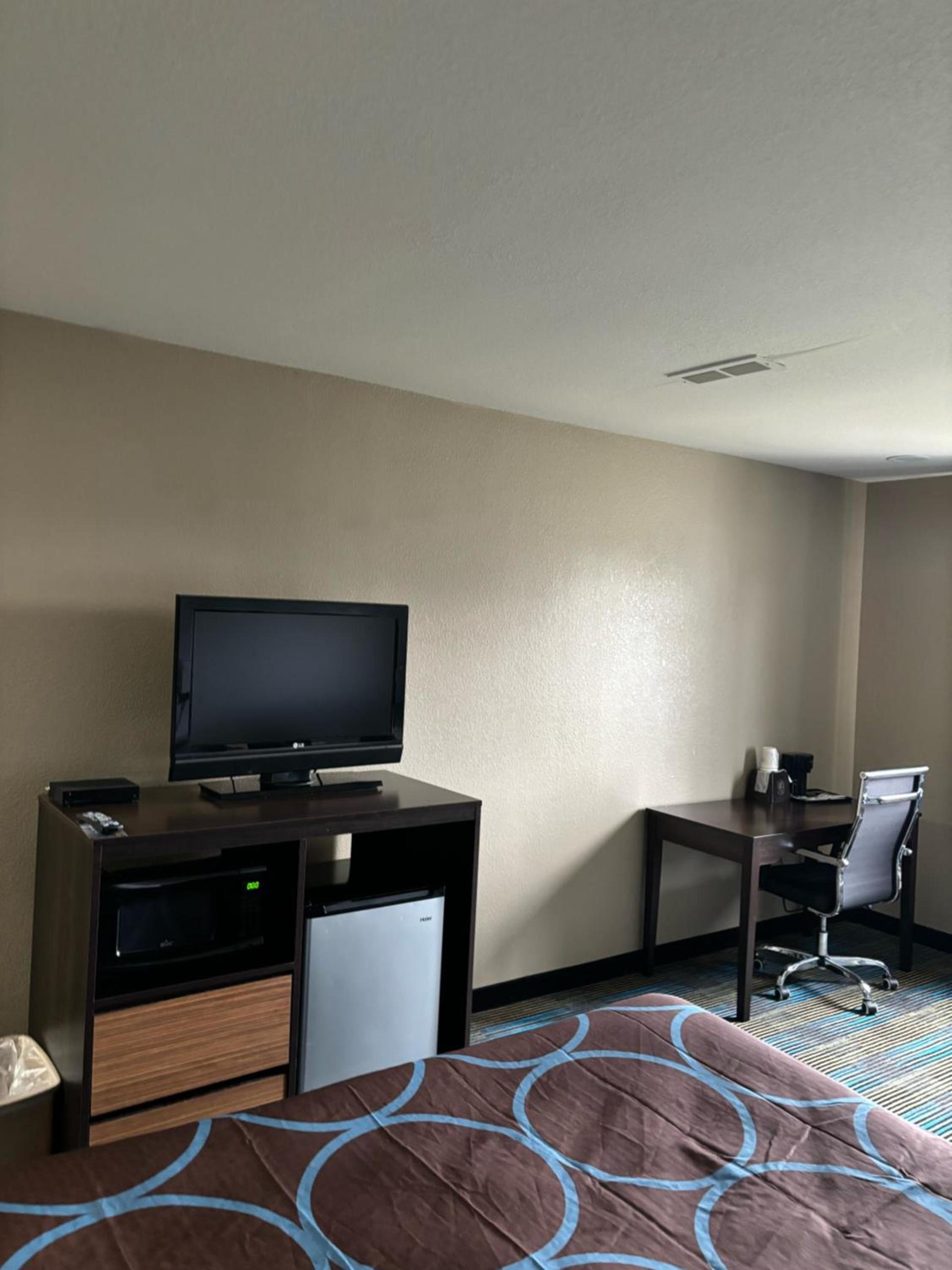 Super 8 by Wyndham Escanaba photo 53